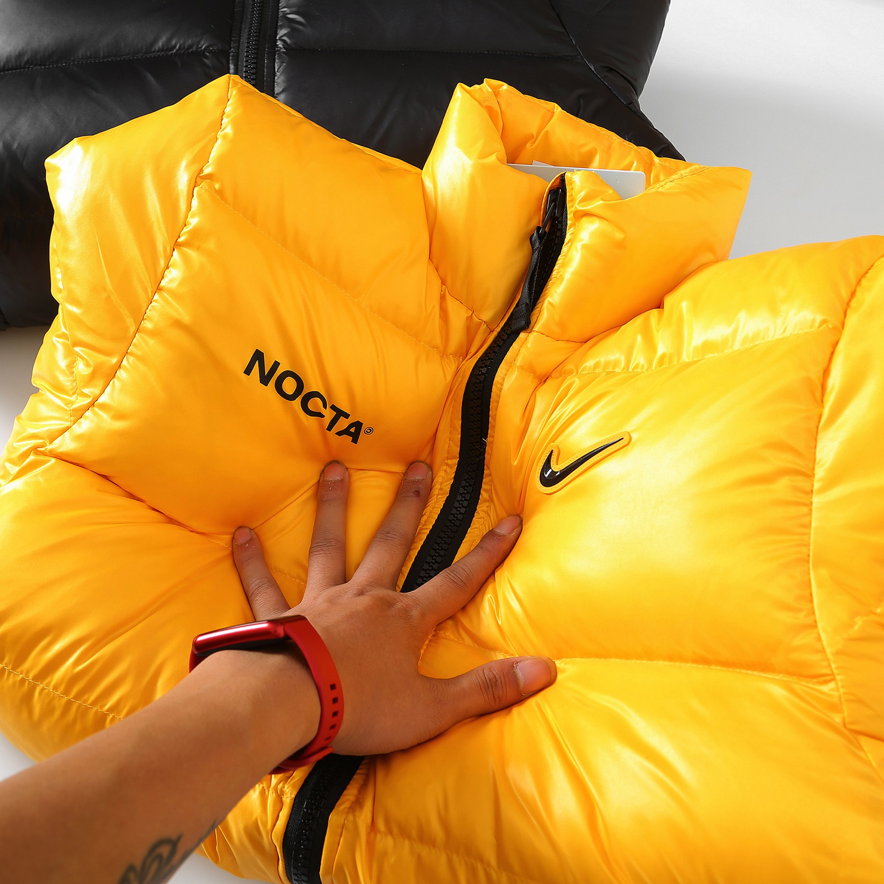 版本🐮货 （此款售后到年后）💰440
，Nike x Drake Nocta 系列联名立领公鸭羽绒服，王一博同款，【⚠️防盗扣拆出不退不换】
充绒达480克 ，定制YKK拉链，拉链带锁扣，
所有细节全部到位！从拉链到印花，到后领标、主标、树胶logo！完全一比一订制！
颜色：黑色 黄色
尺码：  S    M    L   XL
衣长： 63  65  67  69
胸围：116 119 122 126
肩宽：47.5 49  50  51
袖长： 66  68  69  7