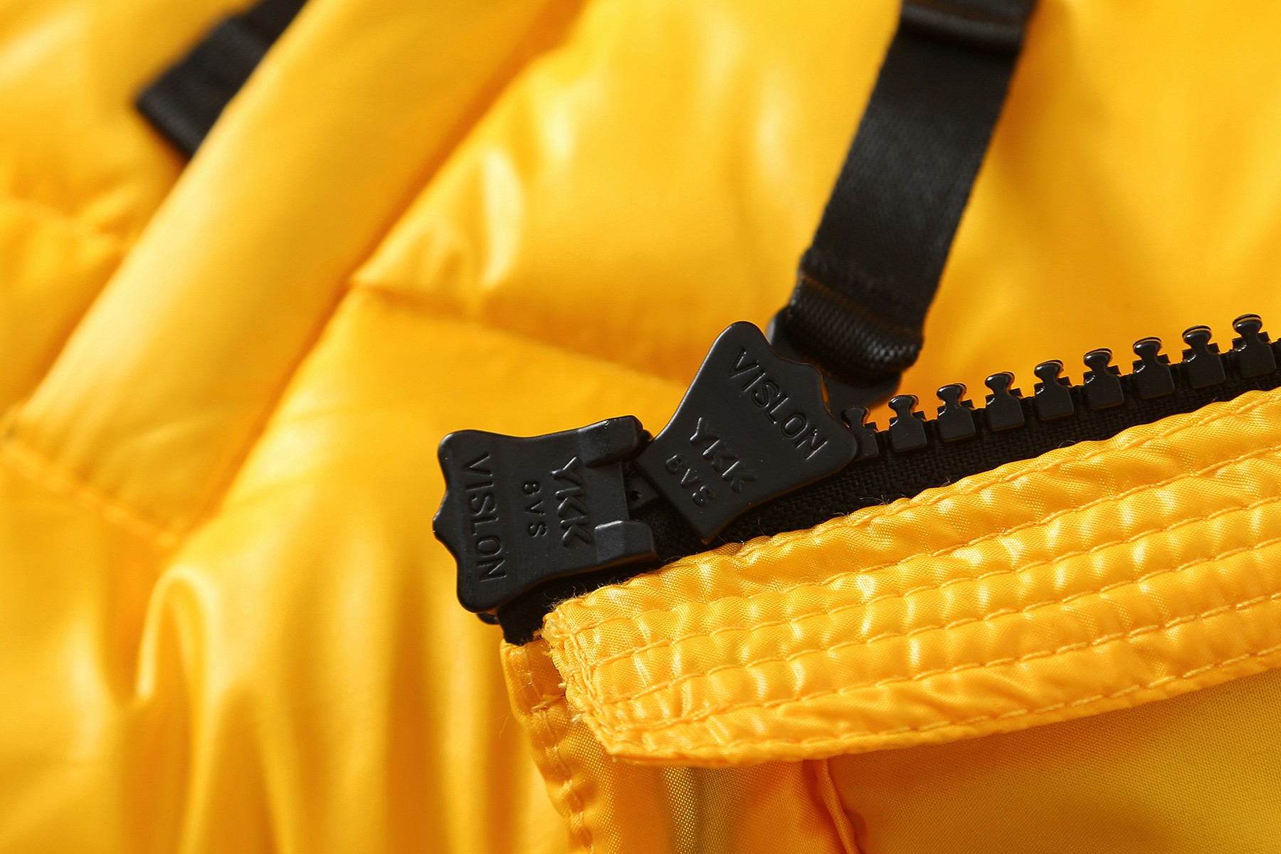 版本🐮货 （此款售后到年后）💰440
，Nike x Drake Nocta 系列联名立领公鸭羽绒服，王一博同款，【⚠️防盗扣拆出不退不换】
充绒达480克 ，定制YKK拉链，拉链带锁扣，
所有细节全部到位！从拉链到印花，到后领标、主标、树胶logo！完全一比一订制！
颜色：黑色 黄色
尺码：  S    M    L   XL
衣长： 63  65  67  69
胸围：116 119 122 126
肩宽：47.5 49  50  51
袖长： 66  68  69  7