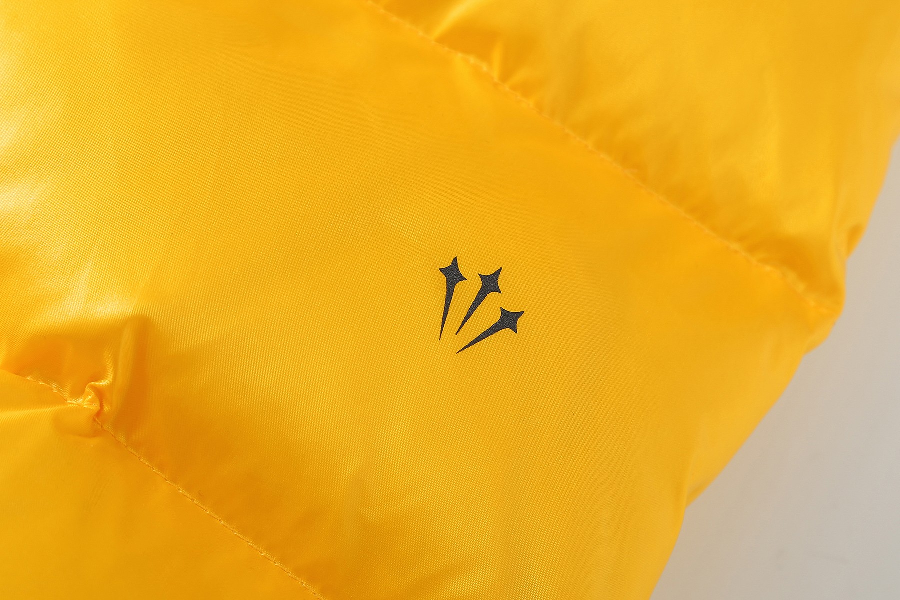 版本🐮货 （此款售后到年后）💰440
，Nike x Drake Nocta 系列联名立领公鸭羽绒服，王一博同款，【⚠️防盗扣拆出不退不换】
充绒达480克 ，定制YKK拉链，拉链带锁扣，
所有细节全部到位！从拉链到印花，到后领标、主标、树胶logo！完全一比一订制！
颜色：黑色 黄色
尺码：  S    M    L   XL
衣长： 63  65  67  69
胸围：116 119 122 126
肩宽：47.5 49  50  51
袖长： 66  68  69  7