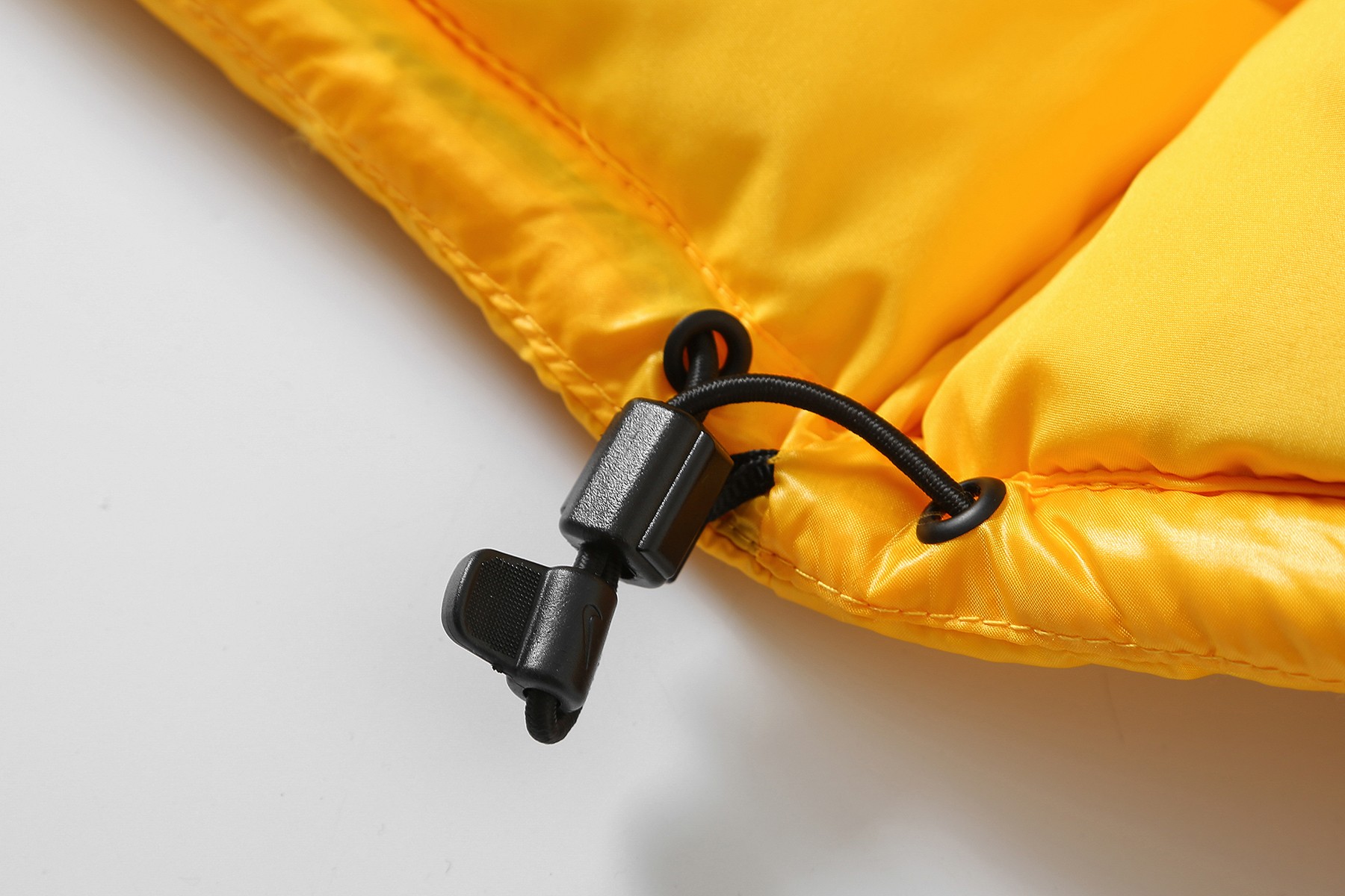 版本🐮货 （此款售后到年后）💰440
，Nike x Drake Nocta 系列联名立领公鸭羽绒服，王一博同款，【⚠️防盗扣拆出不退不换】
充绒达480克 ，定制YKK拉链，拉链带锁扣，
所有细节全部到位！从拉链到印花，到后领标、主标、树胶logo！完全一比一订制！
颜色：黑色 黄色
尺码：  S    M    L   XL
衣长： 63  65  67  69
胸围：116 119 122 126
肩宽：47.5 49  50  51
袖长： 66  68  69  7