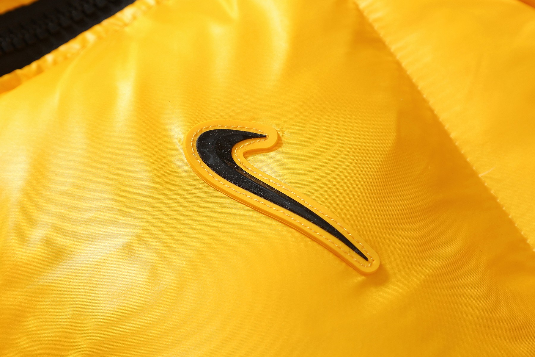 版本🐮货 （此款售后到年后）💰440
，Nike x Drake Nocta 系列联名立领公鸭羽绒服，王一博同款，【⚠️防盗扣拆出不退不换】
充绒达480克 ，定制YKK拉链，拉链带锁扣，
所有细节全部到位！从拉链到印花，到后领标、主标、树胶logo！完全一比一订制！
颜色：黑色 黄色
尺码：  S    M    L   XL
衣长： 63  65  67  69
胸围：116 119 122 126
肩宽：47.5 49  50  51
袖长： 66  68  69  7