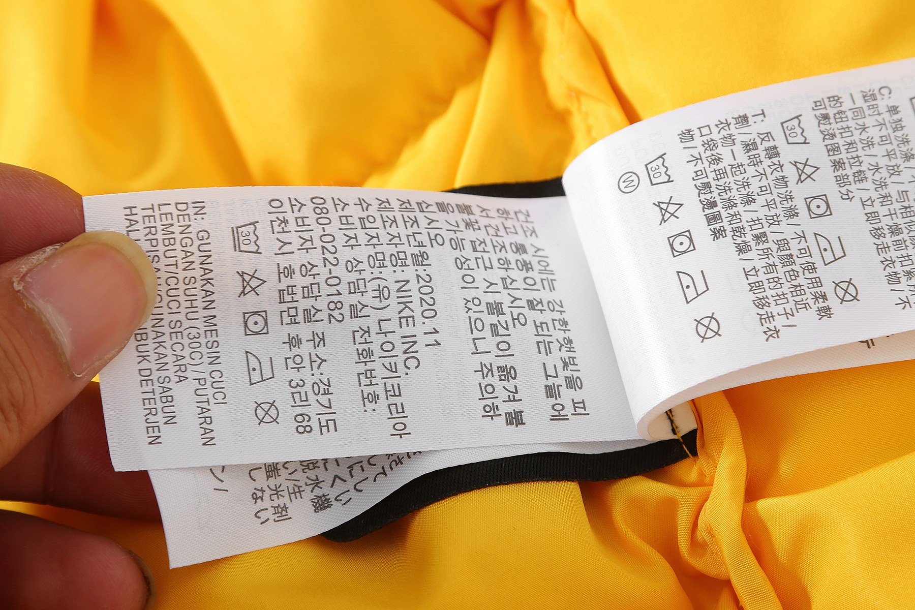 版本🐮货 （此款售后到年后）💰440
，Nike x Drake Nocta 系列联名立领公鸭羽绒服，王一博同款，【⚠️防盗扣拆出不退不换】
充绒达480克 ，定制YKK拉链，拉链带锁扣，
所有细节全部到位！从拉链到印花，到后领标、主标、树胶logo！完全一比一订制！
颜色：黑色 黄色
尺码：  S    M    L   XL
衣长： 63  65  67  69
胸围：116 119 122 126
肩宽：47.5 49  50  51
袖长： 66  68  69  7