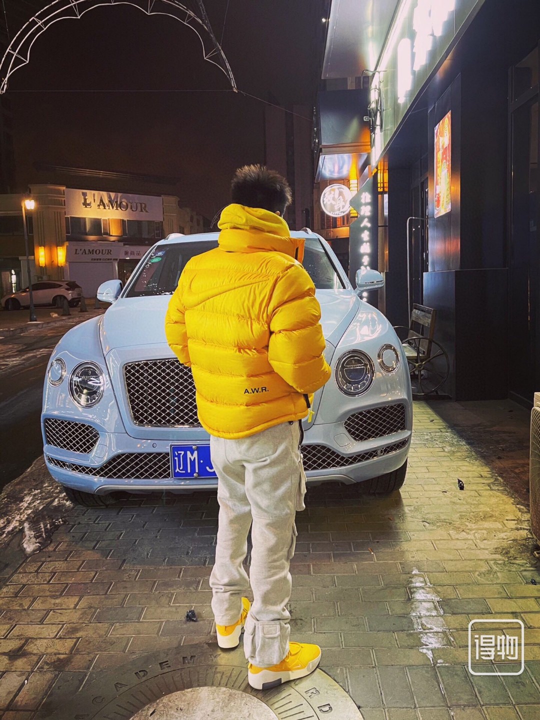 版本🐮货 （此款售后到年后）💰440
，Nike x Drake Nocta 系列联名立领公鸭羽绒服，王一博同款，【⚠️防盗扣拆出不退不换】
充绒达480克 ，定制YKK拉链，拉链带锁扣，
所有细节全部到位！从拉链到印花，到后领标、主标、树胶logo！完全一比一订制！
颜色：黑色 黄色
尺码：  S    M    L   XL
衣长： 63  65  67  69
胸围：116 119 122 126
肩宽：47.5 49  50  51
袖长： 66  68  69  7
黄色资讯图