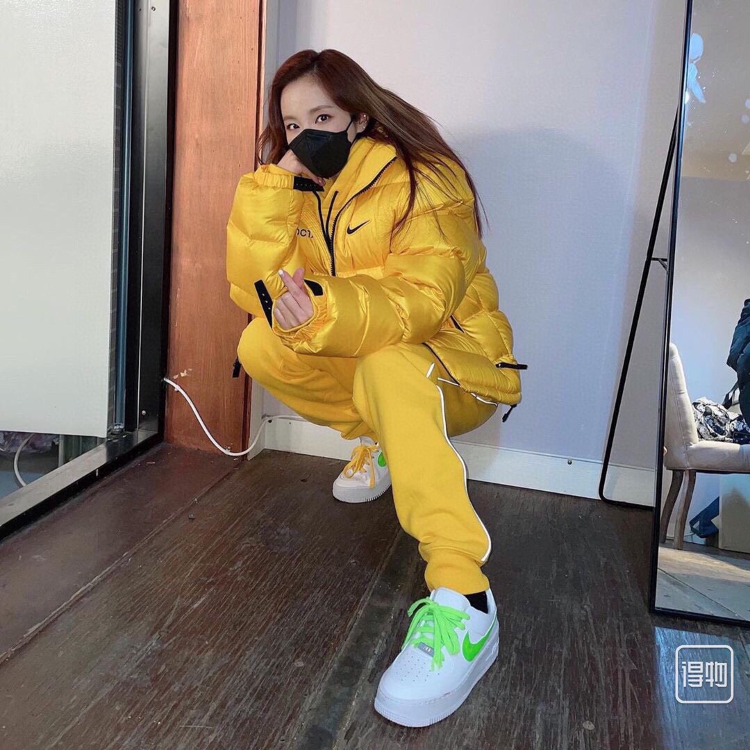 版本🐮货 （此款售后到年后）💰440
，Nike x Drake Nocta 系列联名立领公鸭羽绒服，王一博同款，【⚠️防盗扣拆出不退不换】
充绒达480克 ，定制YKK拉链，拉链带锁扣，
所有细节全部到位！从拉链到印花，到后领标、主标、树胶logo！完全一比一订制！
颜色：黑色 黄色
尺码：  S    M    L   XL
衣长： 63  65  67  69
胸围：116 119 122 126
肩宽：47.5 49  50  51
袖长： 66  68  69  7
黄色资讯图