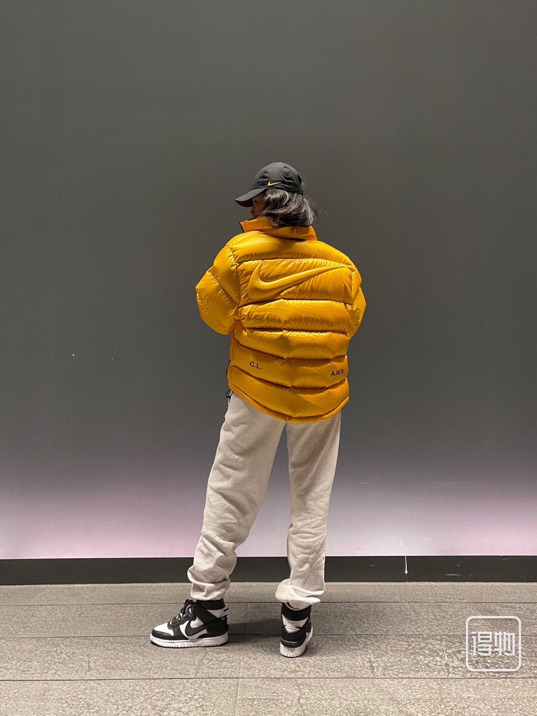 版本🐮货 （此款售后到年后）💰440
，Nike x Drake Nocta 系列联名立领公鸭羽绒服，王一博同款，【⚠️防盗扣拆出不退不换】
充绒达480克 ，定制YKK拉链，拉链带锁扣，
所有细节全部到位！从拉链到印花，到后领标、主标、树胶logo！完全一比一订制！
颜色：黑色 黄色
尺码：  S    M    L   XL
衣长： 63  65  67  69
胸围：116 119 122 126
肩宽：47.5 49  50  51
袖长： 66  68  69  7
黄色资讯图