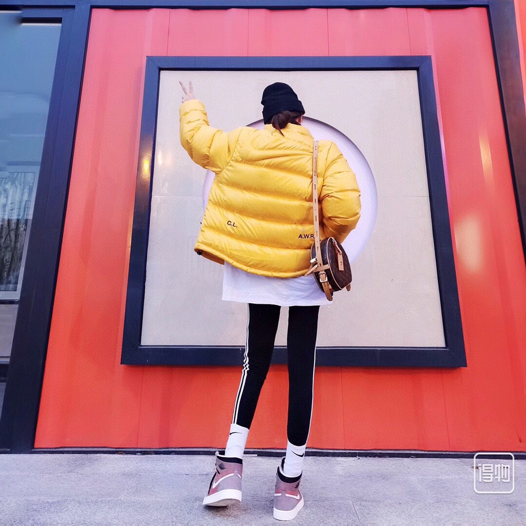 版本🐮货 （此款售后到年后）💰440
，Nike x Drake Nocta 系列联名立领公鸭羽绒服，王一博同款，【⚠️防盗扣拆出不退不换】
充绒达480克 ，定制YKK拉链，拉链带锁扣，
所有细节全部到位！从拉链到印花，到后领标、主标、树胶logo！完全一比一订制！
颜色：黑色 黄色
尺码：  S    M    L   XL
衣长： 63  65  67  69
胸围：116 119 122 126
肩宽：47.5 49  50  51
袖长： 66  68  69  7
黄色资讯图