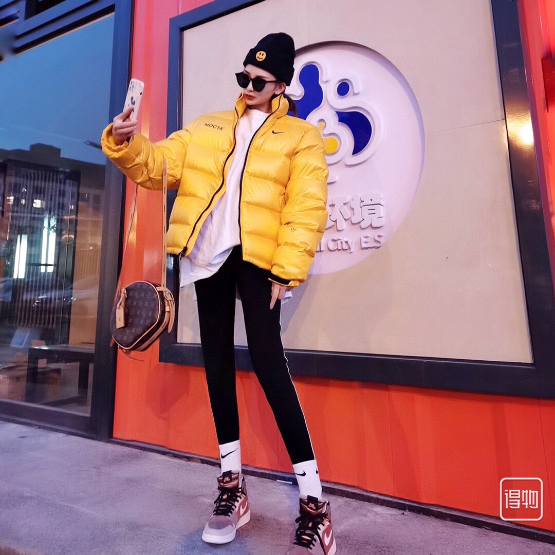 版本🐮货 （此款售后到年后）💰440
，Nike x Drake Nocta 系列联名立领公鸭羽绒服，王一博同款，【⚠️防盗扣拆出不退不换】
充绒达480克 ，定制YKK拉链，拉链带锁扣，
所有细节全部到位！从拉链到印花，到后领标、主标、树胶logo！完全一比一订制！
颜色：黑色 黄色
尺码：  S    M    L   XL
衣长： 63  65  67  69
胸围：116 119 122 126
肩宽：47.5 49  50  51
袖长： 66  68  69  7
黄色资讯图