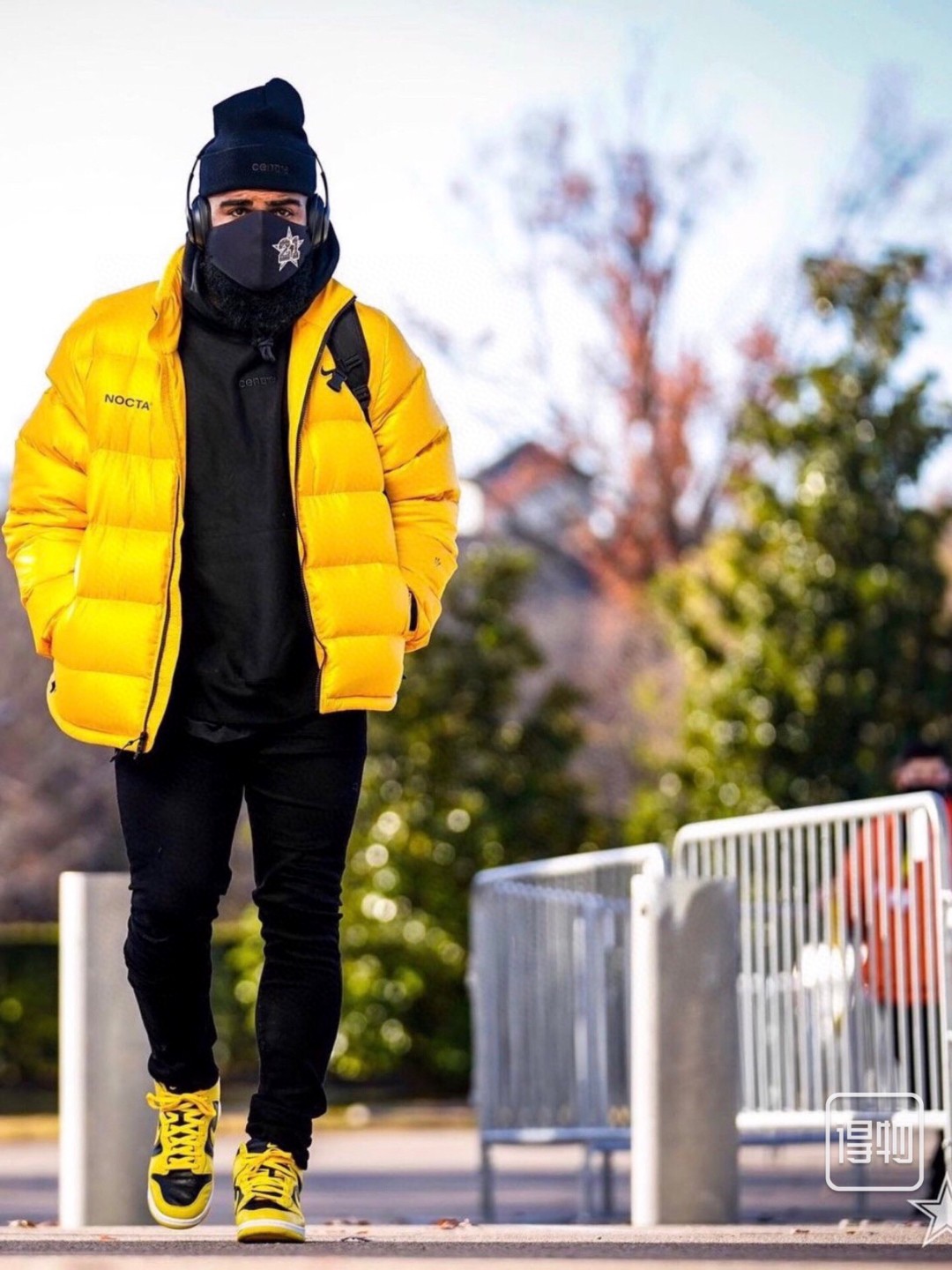 版本🐮货 （此款售后到年后）💰440
，Nike x Drake Nocta 系列联名立领公鸭羽绒服，王一博同款，【⚠️防盗扣拆出不退不换】
充绒达480克 ，定制YKK拉链，拉链带锁扣，
所有细节全部到位！从拉链到印花，到后领标、主标、树胶logo！完全一比一订制！
颜色：黑色 黄色
尺码：  S    M    L   XL
衣长： 63  65  67  69
胸围：116 119 122 126
肩宽：47.5 49  50  51
袖长： 66  68  69  7
黄色资讯图