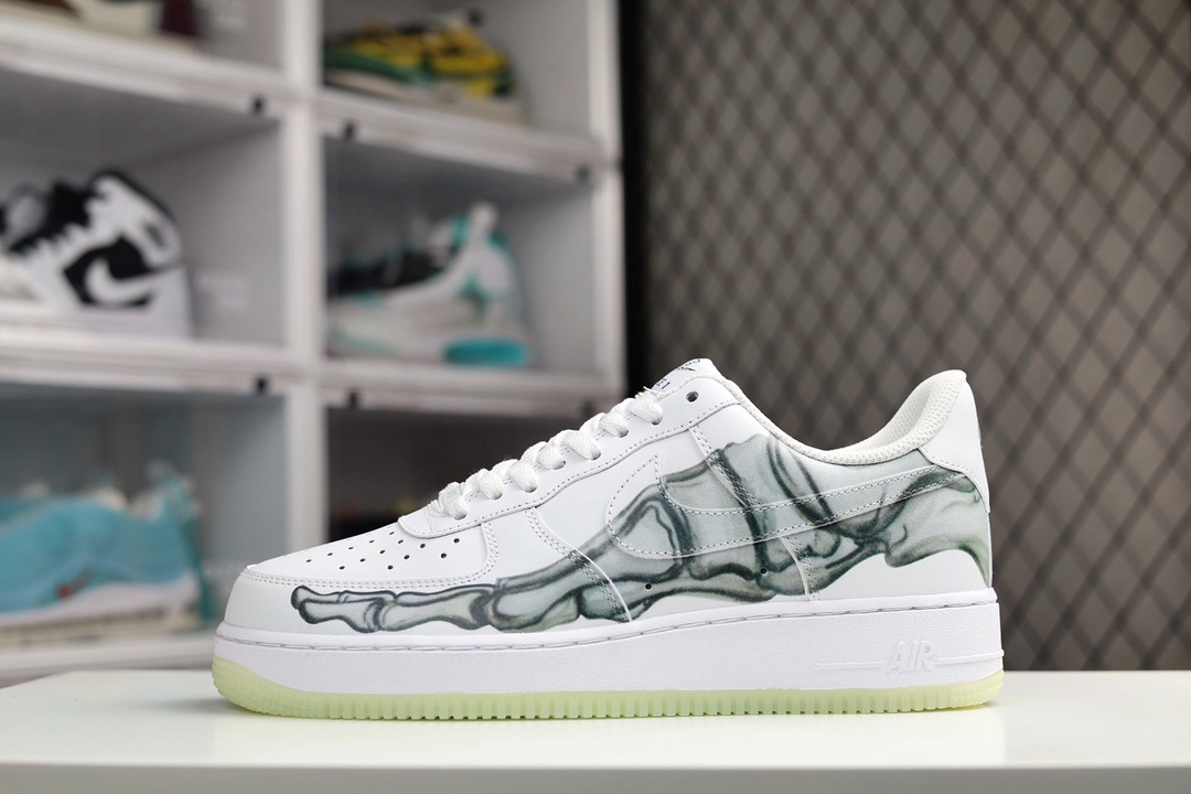 H0 Air Force 1 “Skeleton” 骨骼万圣节骨头 夜光空军一号低帮板鞋全新升级鞋面花纹 透视荧光大底 脚部的骨骼侧透效果，鞋舌字样也改以骨骼装扮呈现，使其更具万圣节的恐怖节日氛围