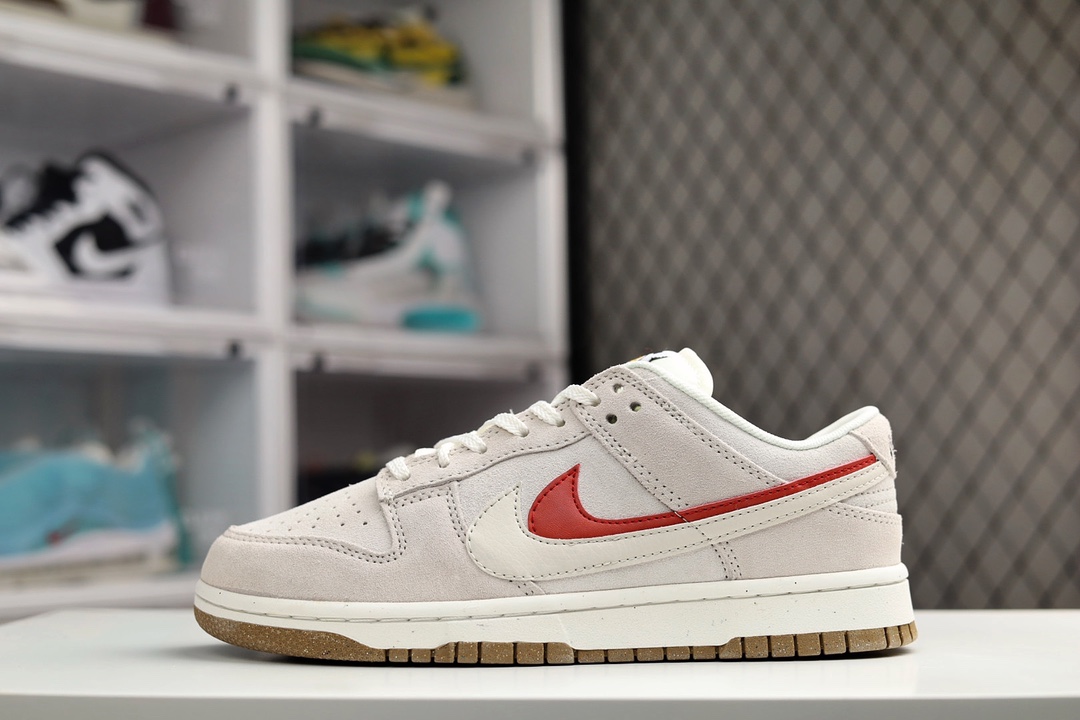H0 公司级 耐克 Nike SB Zoom Dunk Low 板鞋 系列经典百搭休闲运动板鞋加厚鞋舌的填充，使舒适性大大提升，同时也更方便穿脱中底部分则加入了脚感柔软舒适ZoomAir气垫，有效吸收滑板等极限运动在落地时带来的冲击力，为街头运动者们提供更好的保护