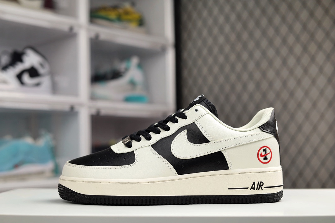 H0 Nike Air Force 1 ’07 黑白拼接 空军一号低帮百搭休闲运动板鞋。柔软、弹性十足的缓震性能和出色的中底设计，横跨复古与现代的外型结合，造就出风靡全球三十多年的Force 1，直到今天还深受青睐。