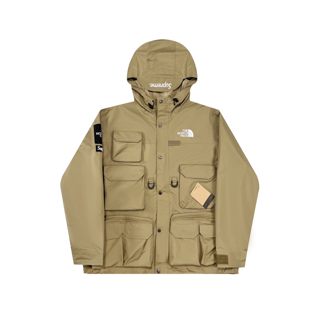 上新（正确版本 顶级复刻）
贸易公司出口剩单 Supreme The North Face北面Cargo Jacket联名男女款机能多口袋连帽夹克工装冲锋衣卡其色

出口西班牙🇪🇸疫情原因退回 这批只有XL  （货足）

细节对比，整体多口袋工装风设计，Supreme联名刺绣字母，多种功能可休闲穿搭也兼顾实用性，后背整个大口袋，方便收纳，内里网眼面料增加透气性贴身也很舒服

Supreme与The North Face®每年的合作一直都是万众瞩目，近日，它们正式公布了2020年春季新品系列。延续北面那熟悉的户外气质，加上Supreme各种天马行空的配色，为近期大热的户外风增添了一丝潮流色彩。冲锋衣是TNF专为Supreme制造，工装马甲的特点是尼龙和透气网的结合 同样有粉红泼墨的配色，看来骚粉绝对是本季主推了。

面料：聚酯纤维 +数码直喷技术 不会掉色，迷彩色跟黑色加上网眼的设计夏天穿着足够凉爽 涤棉识定织定染做刺绣 240g亮光圈洞网眼 11孔 胚布数码印花 布是坯布印花都是随机不对位的 缝线为订制纯棉缝线，订制正品YKK拉链，易拉无卡顿，质感手感色泽与ZP基本一致，所有辅料均5金开模！

Size： XL