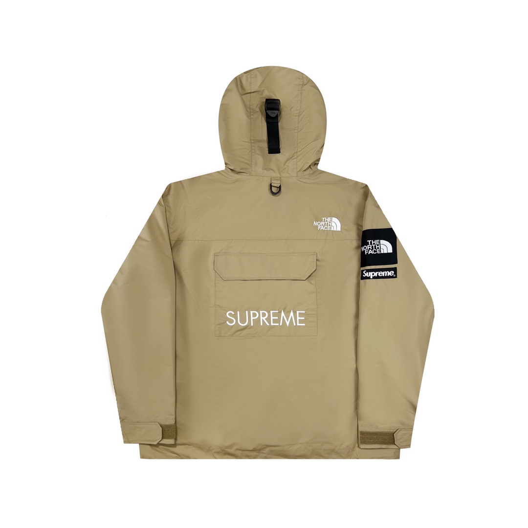 上新（正确版本 顶级复刻）
贸易公司出口剩单 Supreme The North Face北面Cargo Jacket联名男女款机能多口袋连帽夹克工装冲锋衣卡其色

出口西班牙🇪🇸疫情原因退回 这批只有XL  （货足）

细节对比，整体多口袋工装风设计，Supreme联名刺绣字母，多种功能可休闲穿搭也兼顾实用性，后背整个大口袋，方便收纳，内里网眼面料增加透气性贴身也很舒服

Supreme与The North Face®每年的合作一直都是万众瞩目，近日，它们正式公布了2020年春季新品系列。延续北面那熟悉的户外气质，加上Supreme各种天马行空的配色，为近期大热的户外风增添了一丝潮流色彩。冲锋衣是TNF专为Supreme制造，工装马甲的特点是尼龙和透气网的结合 同样有粉红泼墨的配色，看来骚粉绝对是本季主推了。

面料：聚酯纤维 +数码直喷技术 不会掉色，迷彩色跟黑色加上网眼的设计夏天穿着足够凉爽 涤棉识定织定染做刺绣 240g亮光圈洞网眼 11孔 胚布数码印花 布是坯布印花都是随机不对位的 缝线为订制纯棉缝线，订制正品YKK拉链，易拉无卡顿，质感手感色泽与ZP基本一致，所有辅料均5金开模！

Size： XL