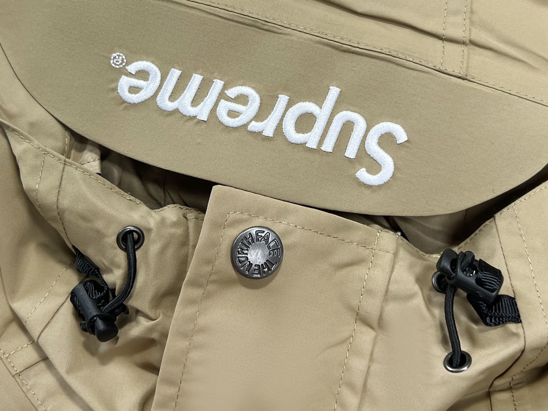 上新（正确版本 顶级复刻）
贸易公司出口剩单 Supreme The North Face北面Cargo Jacket联名男女款机能多口袋连帽夹克工装冲锋衣卡其色

出口西班牙🇪🇸疫情原因退回 这批只有XL  （货足）

细节对比，整体多口袋工装风设计，Supreme联名刺绣字母，多种功能可休闲穿搭也兼顾实用性，后背整个大口袋，方便收纳，内里网眼面料增加透气性贴身也很舒服

Supreme与The North Face®每年的合作一直都是万众瞩目，近日，它们正式公布了2020年春季新品系列。延续北面那熟悉的户外气质，加上Supreme各种天马行空的配色，为近期大热的户外风增添了一丝潮流色彩。冲锋衣是TNF专为Supreme制造，工装马甲的特点是尼龙和透气网的结合 同样有粉红泼墨的配色，看来骚粉绝对是本季主推了。

面料：聚酯纤维 +数码直喷技术 不会掉色，迷彩色跟黑色加上网眼的设计夏天穿着足够凉爽 涤棉识定织定染做刺绣 240g亮光圈洞网眼 11孔 胚布数码印花 布是坯布印花都是随机不对位的 缝线为订制纯棉缝线，订制正品YKK拉链，易拉无卡顿，质感手感色泽与ZP基本一致，所有辅料均5金开模！

Size： XL