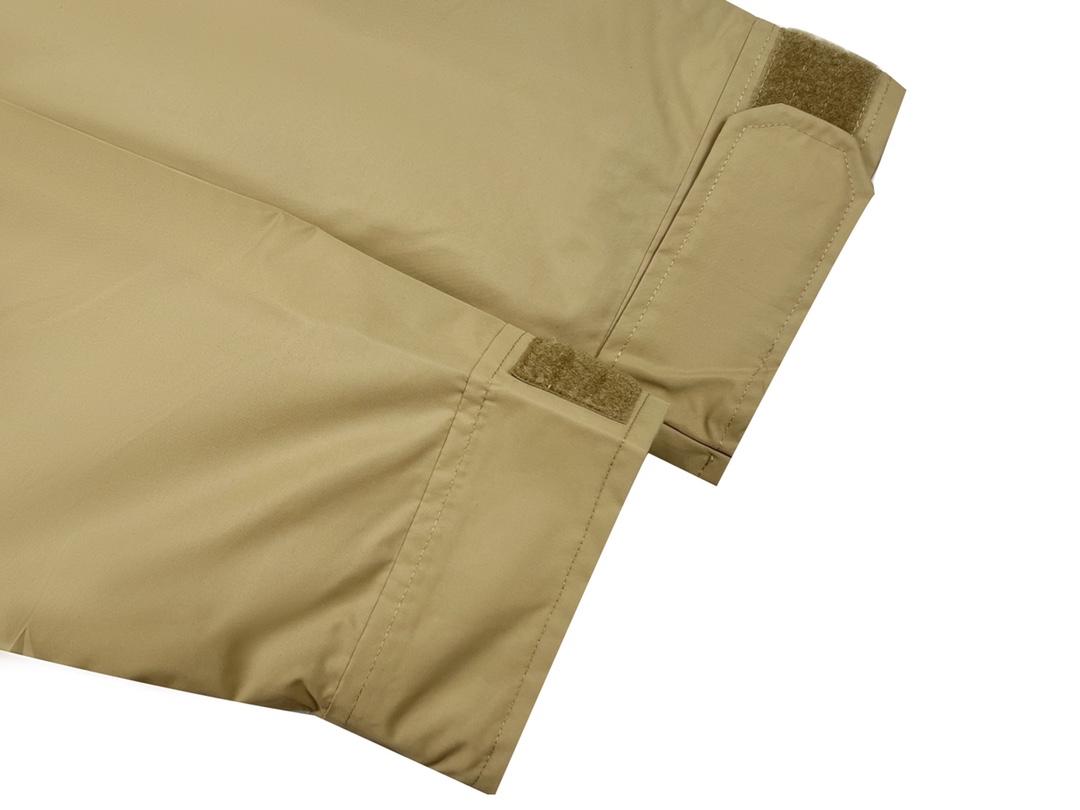 上新（正确版本 顶级复刻）
贸易公司出口剩单 Supreme The North Face北面Cargo Jacket联名男女款机能多口袋连帽夹克工装冲锋衣卡其色

出口西班牙🇪🇸疫情原因退回 这批只有XL  （货足）

细节对比，整体多口袋工装风设计，Supreme联名刺绣字母，多种功能可休闲穿搭也兼顾实用性，后背整个大口袋，方便收纳，内里网眼面料增加透气性贴身也很舒服

Supreme与The North Face®每年的合作一直都是万众瞩目，近日，它们正式公布了2020年春季新品系列。延续北面那熟悉的户外气质，加上Supreme各种天马行空的配色，为近期大热的户外风增添了一丝潮流色彩。冲锋衣是TNF专为Supreme制造，工装马甲的特点是尼龙和透气网的结合 同样有粉红泼墨的配色，看来骚粉绝对是本季主推了。

面料：聚酯纤维 +数码直喷技术 不会掉色，迷彩色跟黑色加上网眼的设计夏天穿着足够凉爽 涤棉识定织定染做刺绣 240g亮光圈洞网眼 11孔 胚布数码印花 布是坯布印花都是随机不对位的 缝线为订制纯棉缝线，订制正品YKK拉链，易拉无卡顿，质感手感色泽与ZP基本一致，所有辅料均5金开模！

Size： XL