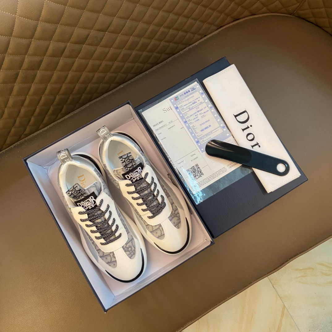 I5 Dior 迪奥  2022 低帮休闲运动鞋,采用进口头层牛皮打造,金属logo装饰,原版橡胶鞋底、鞋口带有品牌标志性细节,提升格调.时尚百搭,可为各式造型增光添彩.塑造独具动感活力与摩登气息的精致设计,这款全新必备鞋履为迪奥 Dior 的典藏传承再赋新彩,尽显现代优雅格调.男鞋：38-44 45订做   白色 / 黑色 灰色