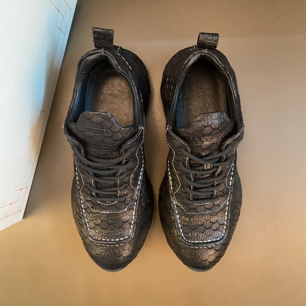 L5  高品质欧美大师设计简洁高档大气,专柜品质值得信赖,面料进口顶级牛皮 . 牛皮内里 做工精细,专柜原版大底,上脚舒适百搭,潮男乐福专属定制,小 Alexander McQueen 麦昆  适合司机户外行车 休闲鞋系列之首 男鞋码数：35-44 45可定制 颜色：黑色 蓝色 两色 选