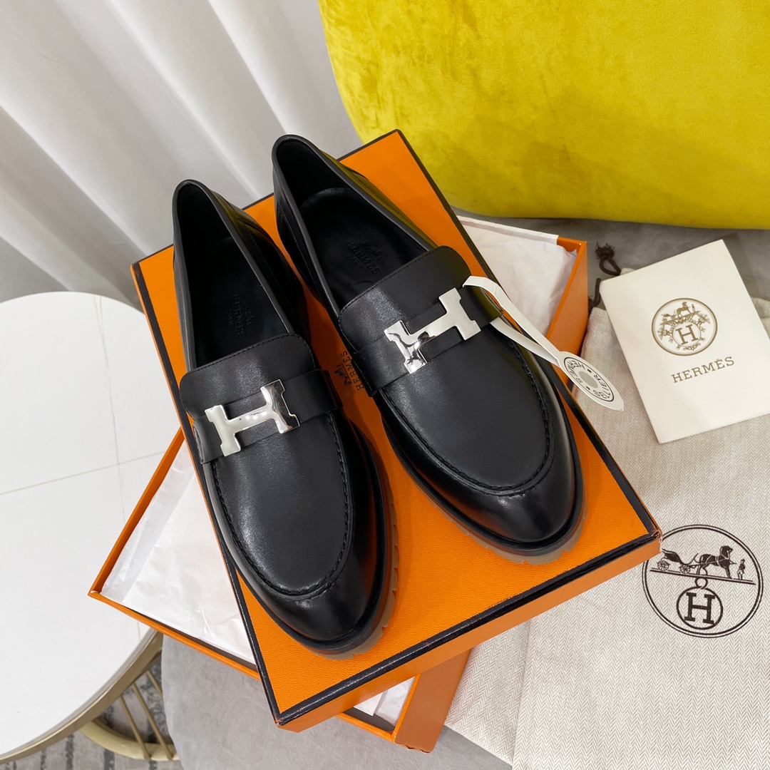 NO:238642,Hermes ~~ The new loafers that were released this fall and winter are simply perfect. Those who are afraid of being slim in their feet, and they don’t need a band-aid when shopping... They also updated the sole craftsmanship. They are not afraid of slipping when wearing tiles and carpets in the future. Moreover, the beef tendon soles not only have a height-enhancing function but also increases the casual effect of the entire shoe. Hermes rarely has good-looking casual shoes, which retains the classic design and increases the practical wearability of the shoes themselves!  Great love!  Sheepskin upper, sheepskin inner!  Soles imported from Italy with cowhide soles composite beef tendon soles!  Top quality products 35-39 (40, 41 custom made without return), sandals, hermes, hermes, loafers, sandals, cowhide, sheepskin19860909Hermes ~~ 今年秋冬新出的新款乐福鞋简直是太完美了,怕磨脚的亲大胆入,逛街妥妥的不需要创可贴…… 还更新了鞋底的工艺,以后踩瓷砖地毯都不怕滑了,而且牛筋底不但有增高功能还增加了整个鞋子的休闲效果,爱马仕很少有好看的休闲鞋,保留了经典部分的设计,还增加了鞋子本身的实穿性！大爱！ 羊皮鞋面,羊皮内里！ 鞋底意大利进口牛皮底复合牛筋鞋底！ 顶级精品35-39（40,41订做不退换）,凉鞋,hermes,hermes,loafers,sandals,cowhide,sheepskin,Women's Shoes