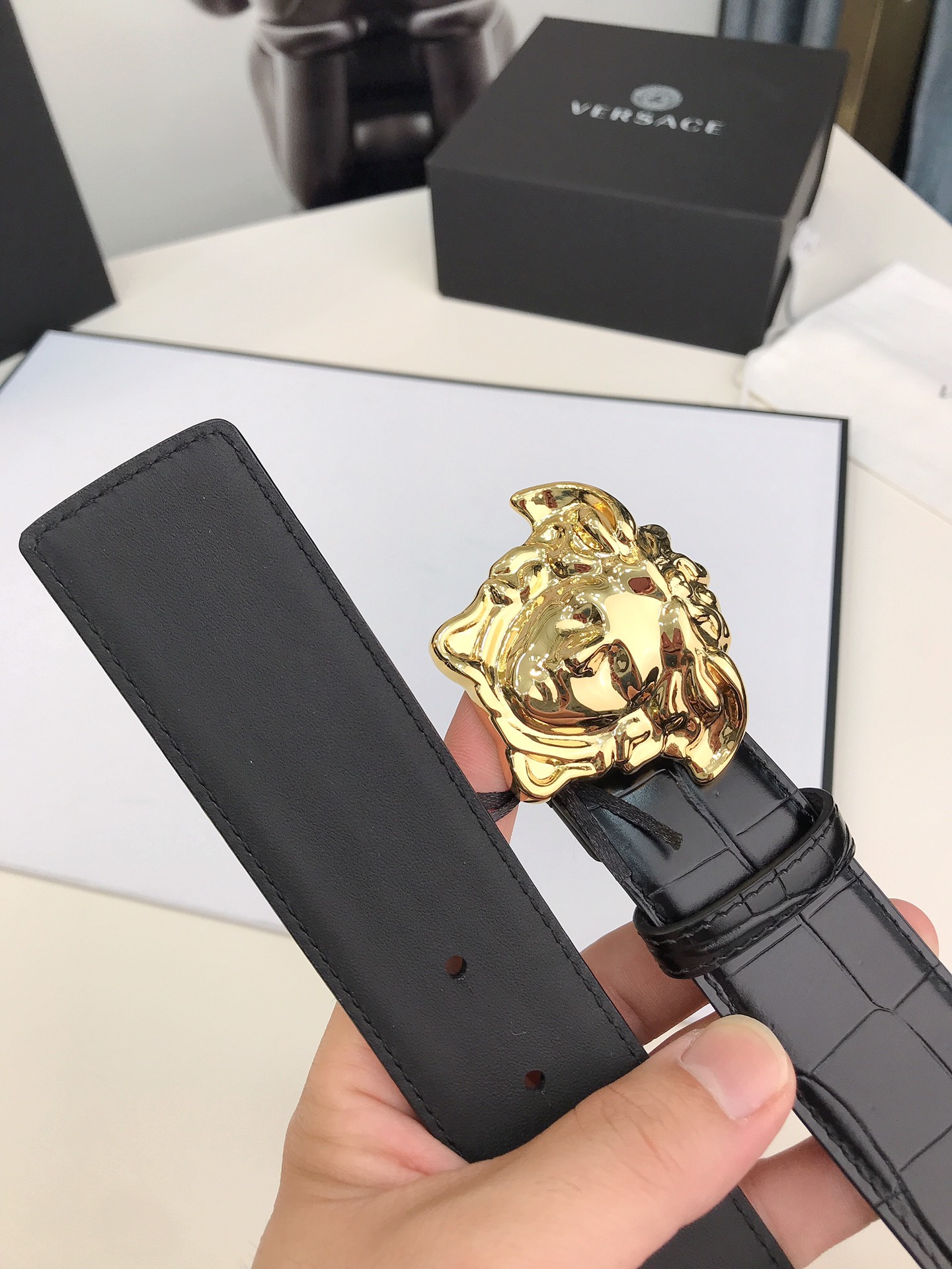 此款皮革腰带饰有标志性的Versace美杜莎头像搭扣，彰显品牌格调。是一款精美的衣橱必备单品。4.0cm