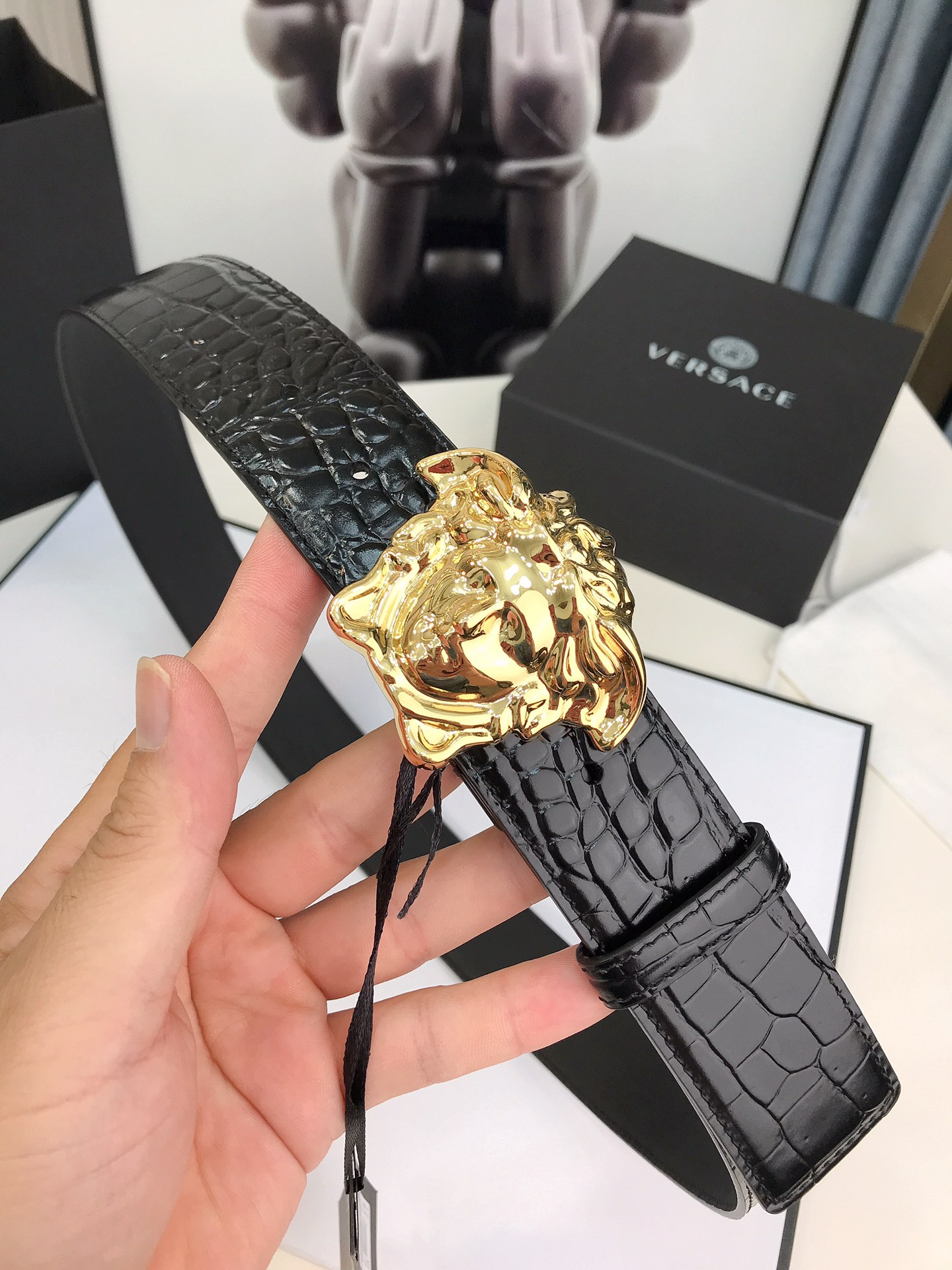 此款皮革腰带饰有标志性的Versace美杜莎头像搭扣，彰显品牌格调。是一款精美的衣橱必备单品。4.0cm
