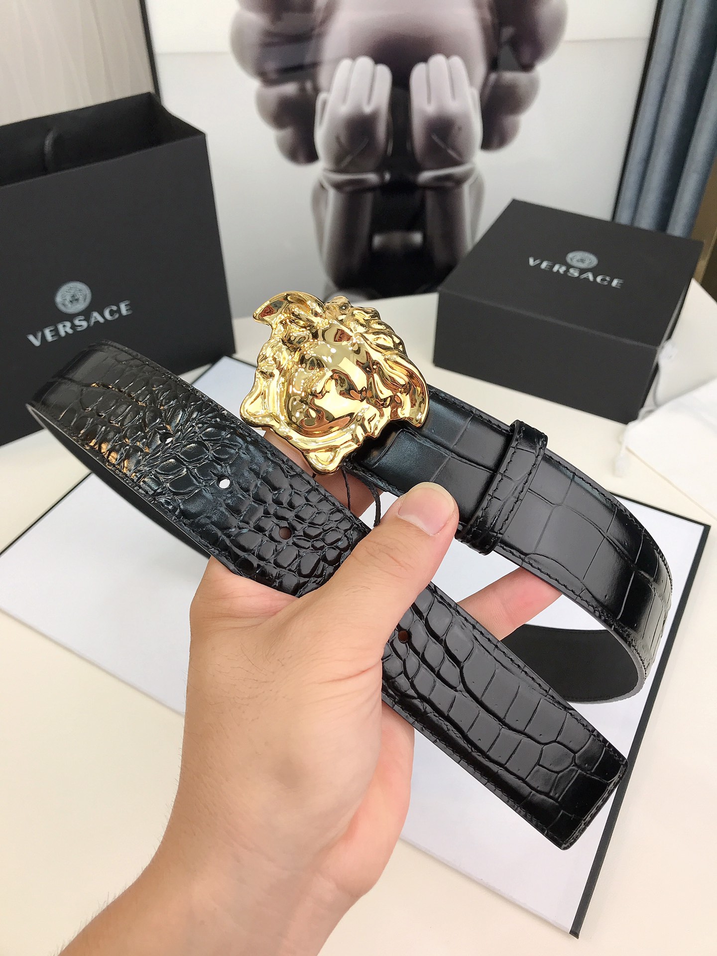 此款皮革腰带饰有标志性的Versace美杜莎头像搭扣，彰显品牌格调。是一款精美的衣橱必备单品。4.0cm
