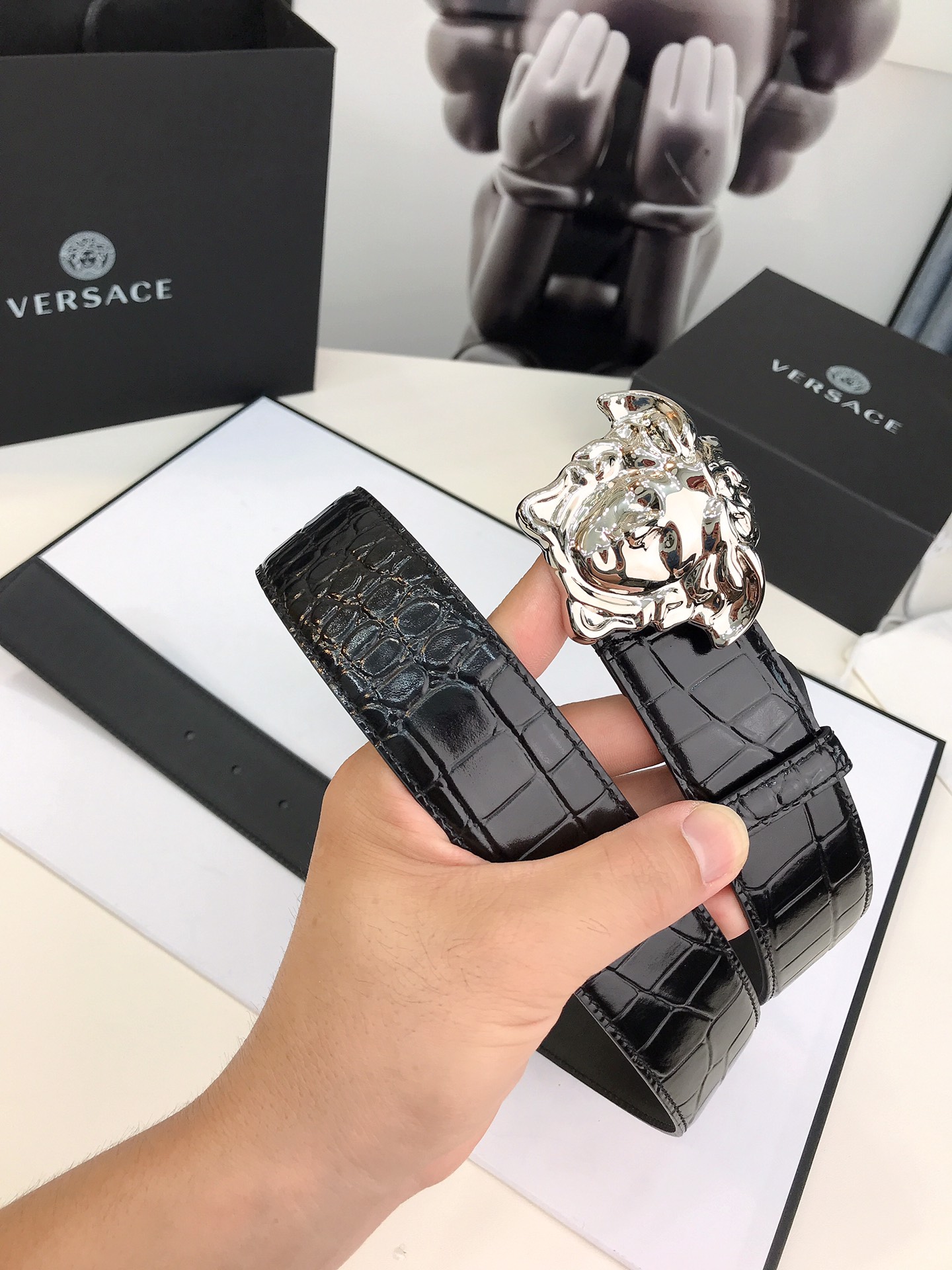 此款皮革腰带饰有标志性的Versace美杜莎头像搭扣，彰显品牌格调。是一款精美的衣橱必备单品。4.0cm