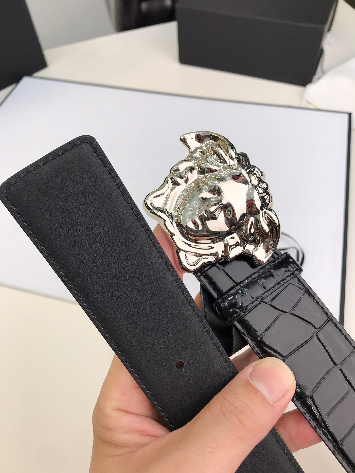 此款皮革腰带饰有标志性的Versace美杜莎头像搭扣，彰显品牌格调。是一款精美的衣橱必备单品。4.0cm