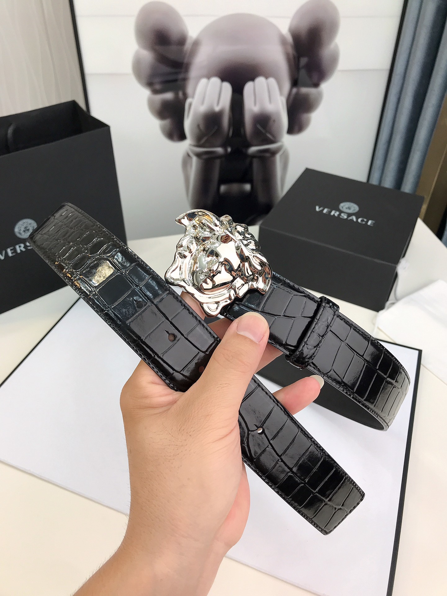 此款皮革腰带饰有标志性的Versace美杜莎头像搭扣，彰显品牌格调。是一款精美的衣橱必备单品。4.0cm
