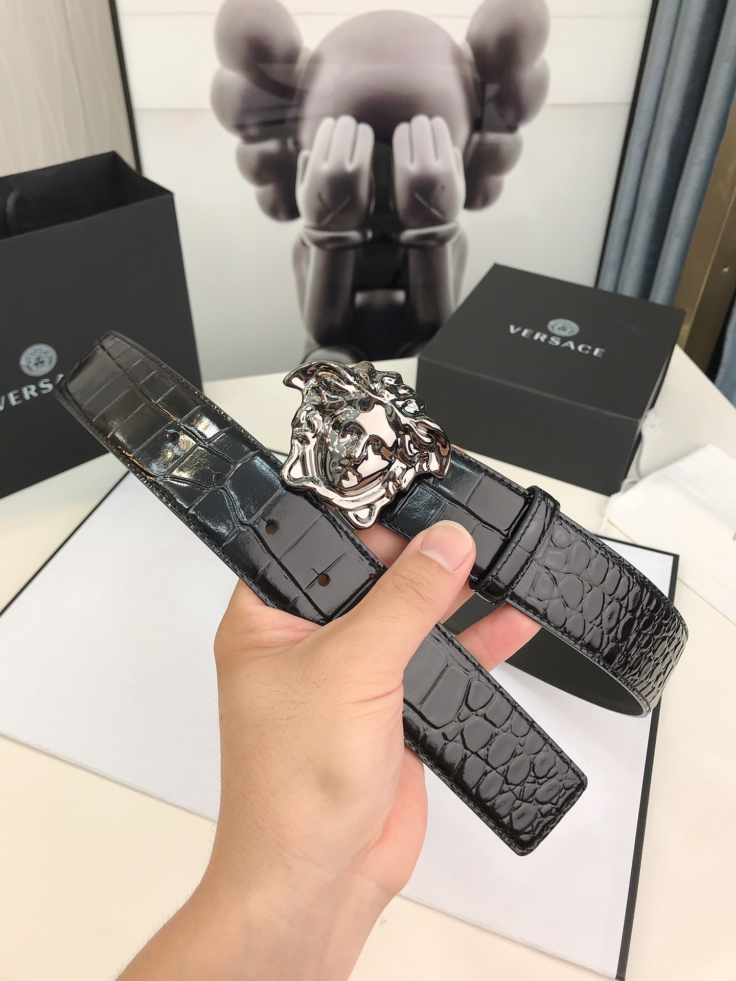 此款皮革腰带饰有标志性的Versace美杜莎头像搭扣，彰显品牌格调。是一款精美的衣橱必备单品。4.0cm