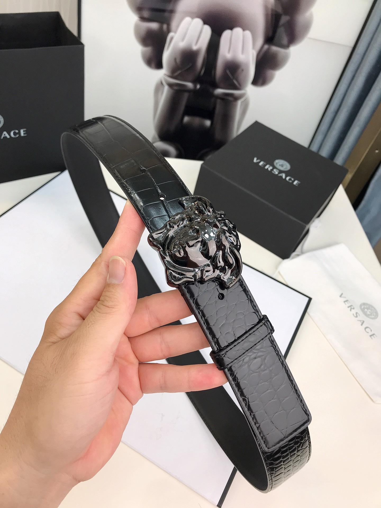 此款皮革腰带饰有标志性的Versace美杜莎头像搭扣，彰显品牌格调。是一款精美的衣橱必备单品。4.0cm