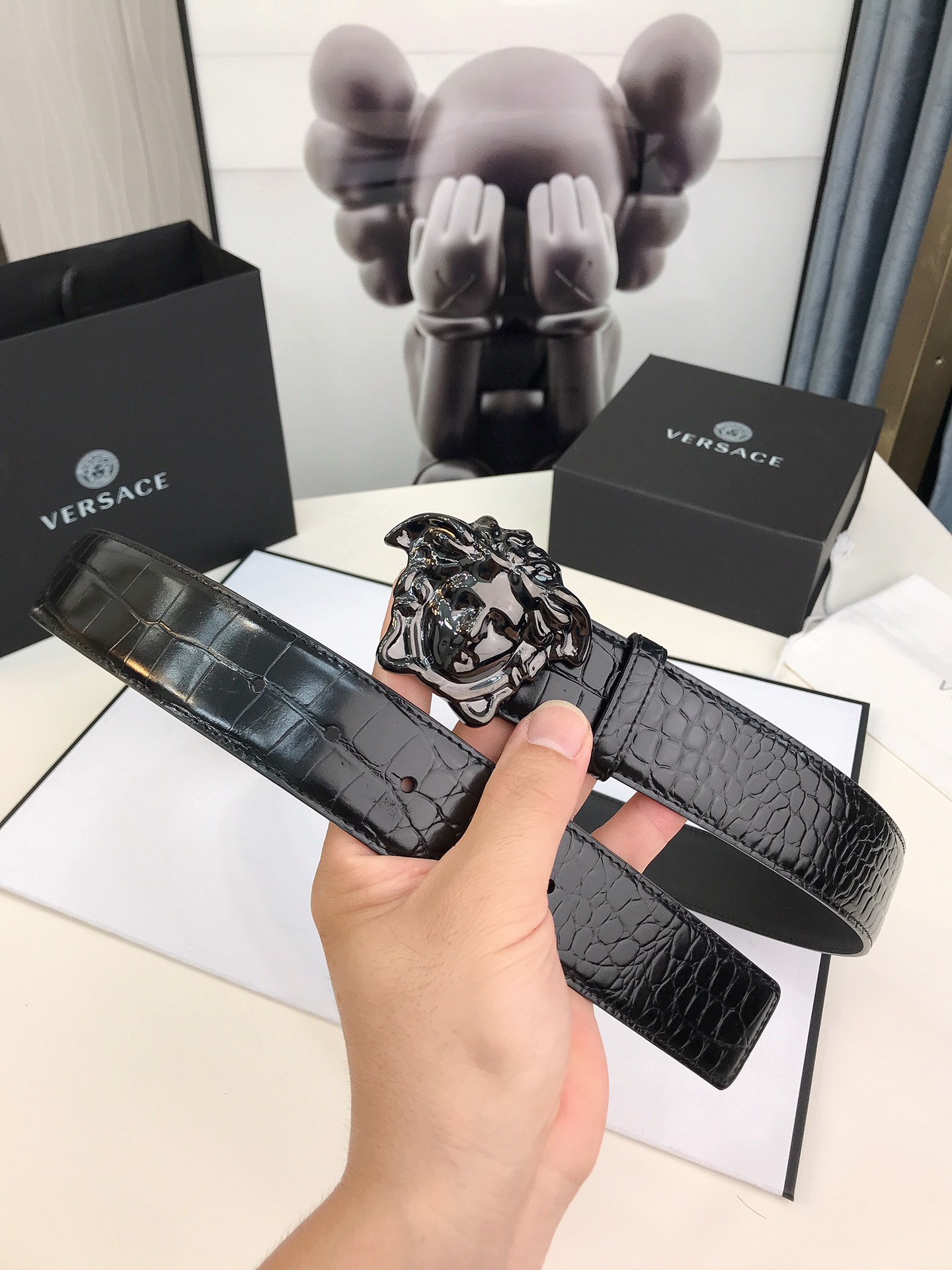 此款皮革腰带饰有标志性的Versace美杜莎头像搭扣，彰显品牌格调。是一款精美的衣橱必备单品。4.0cm