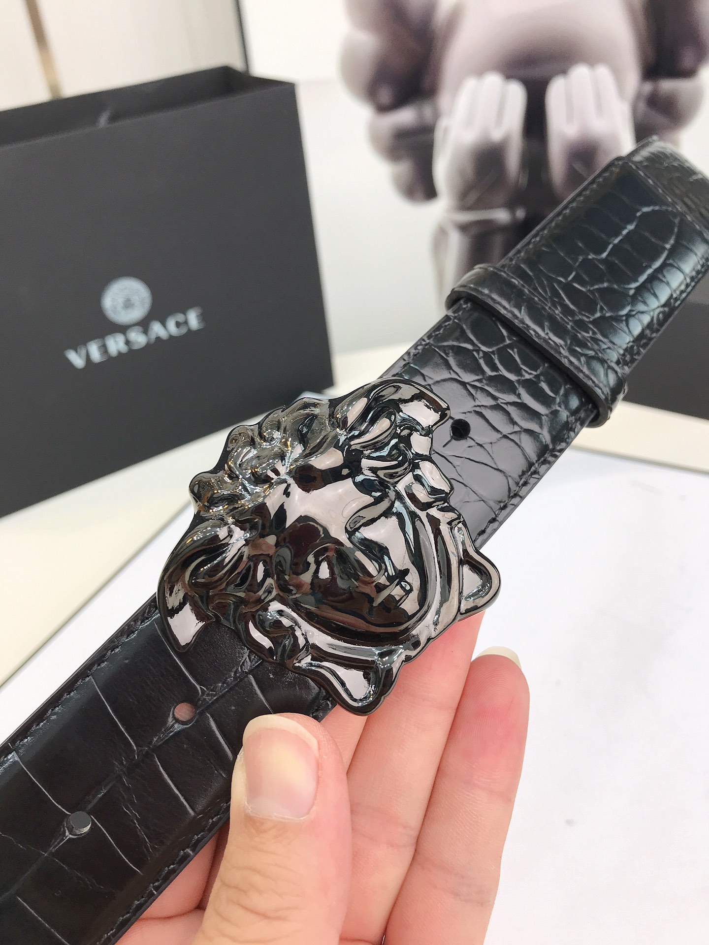 此款皮革腰带饰有标志性的Versace美杜莎头像搭扣，彰显品牌格调。是一款精美的衣橱必备单品。4.0cm