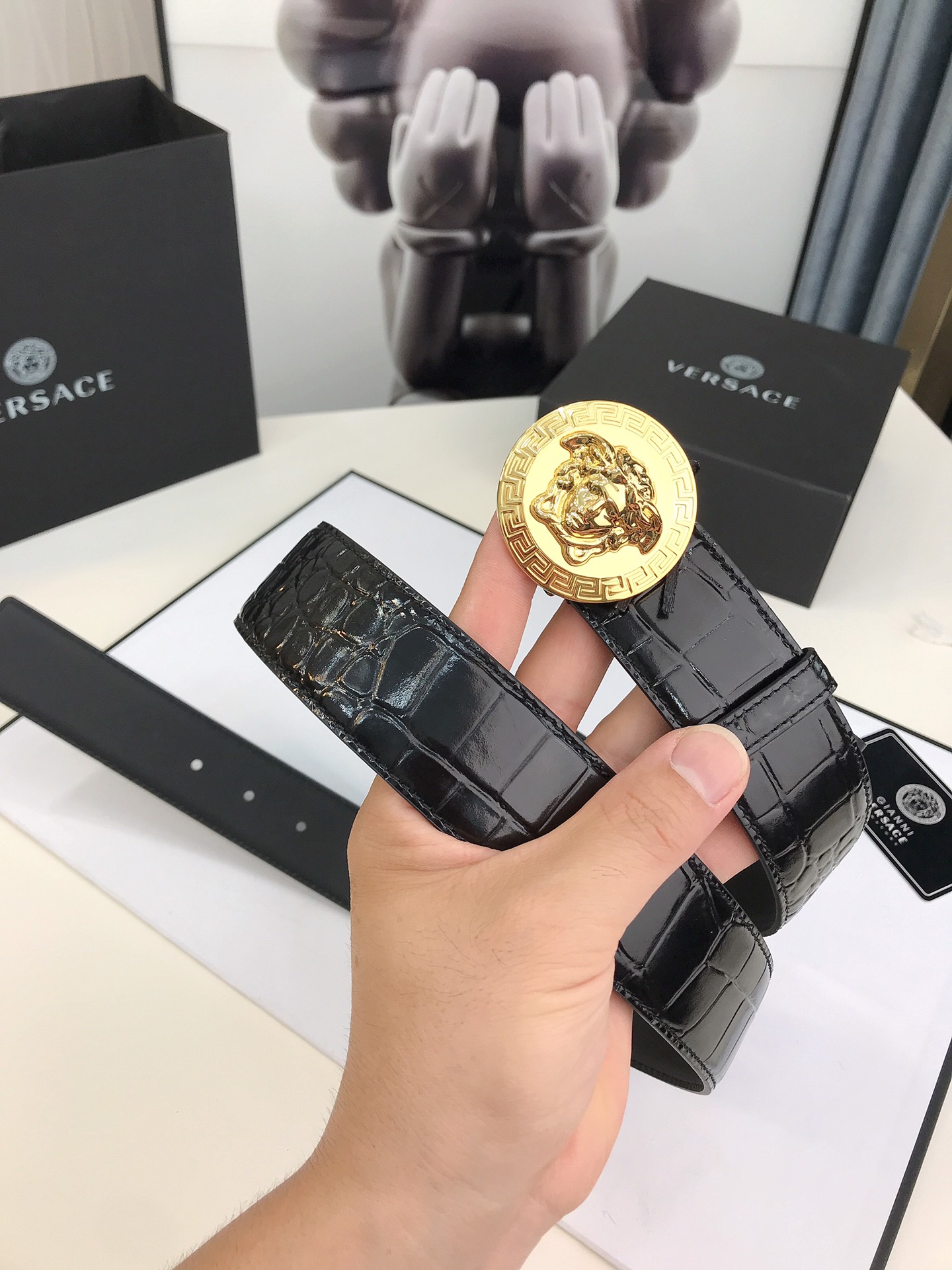 此款皮革腰带饰有标志性的Versace美杜莎头像搭扣，彰显品牌格调。是一款精美的衣橱必备单品。4.0cm