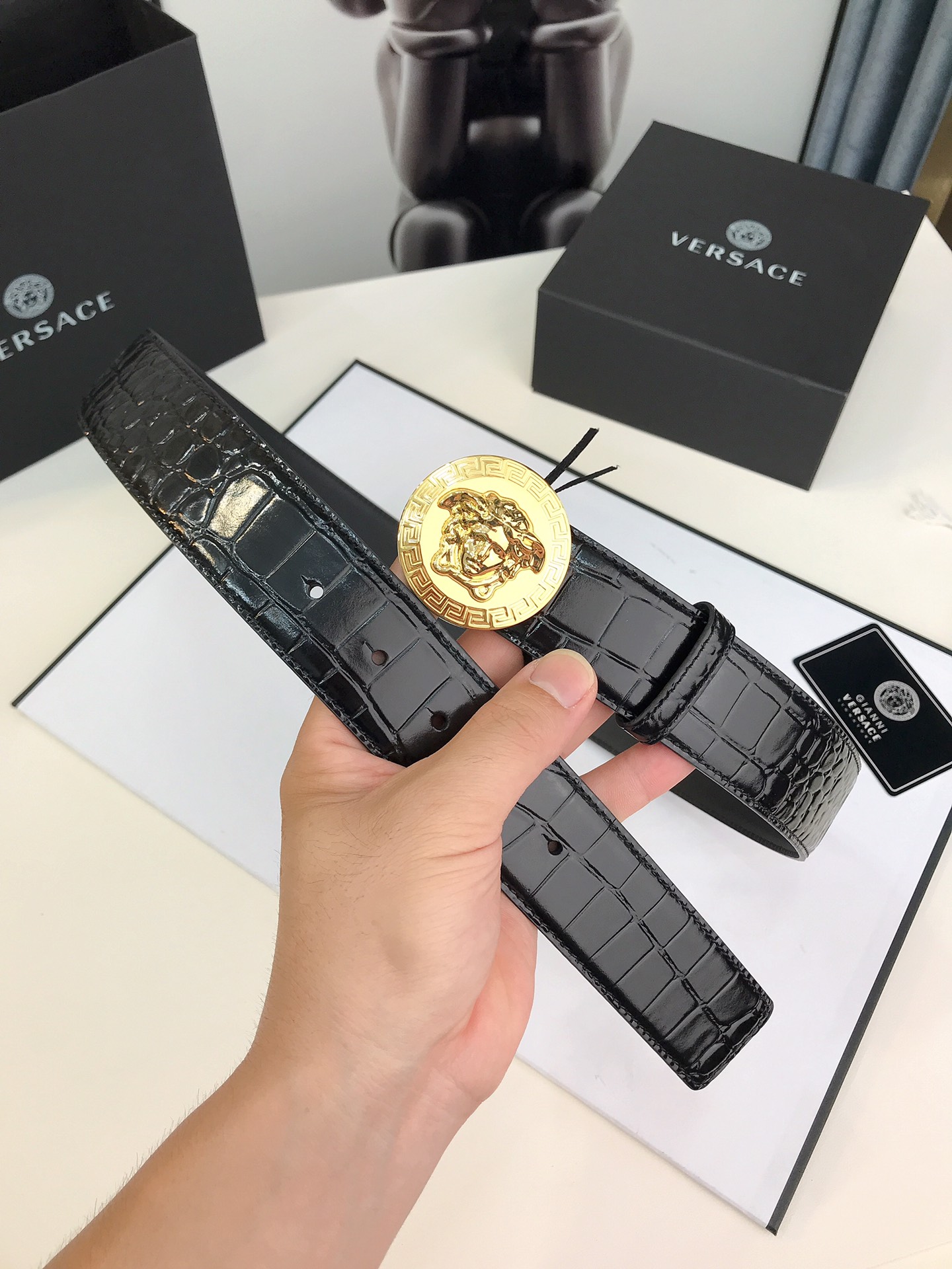 此款皮革腰带饰有标志性的Versace美杜莎头像搭扣，彰显品牌格调。是一款精美的衣橱必备单品。4.0cm