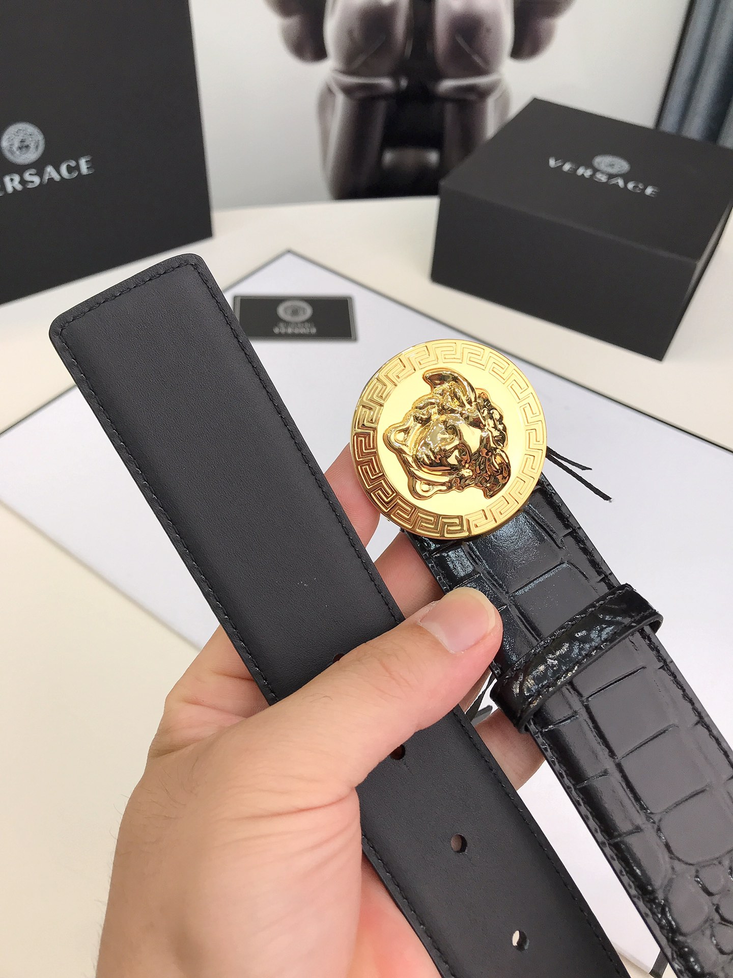 此款皮革腰带饰有标志性的Versace美杜莎头像搭扣，彰显品牌格调。是一款精美的衣橱必备单品。4.0cm