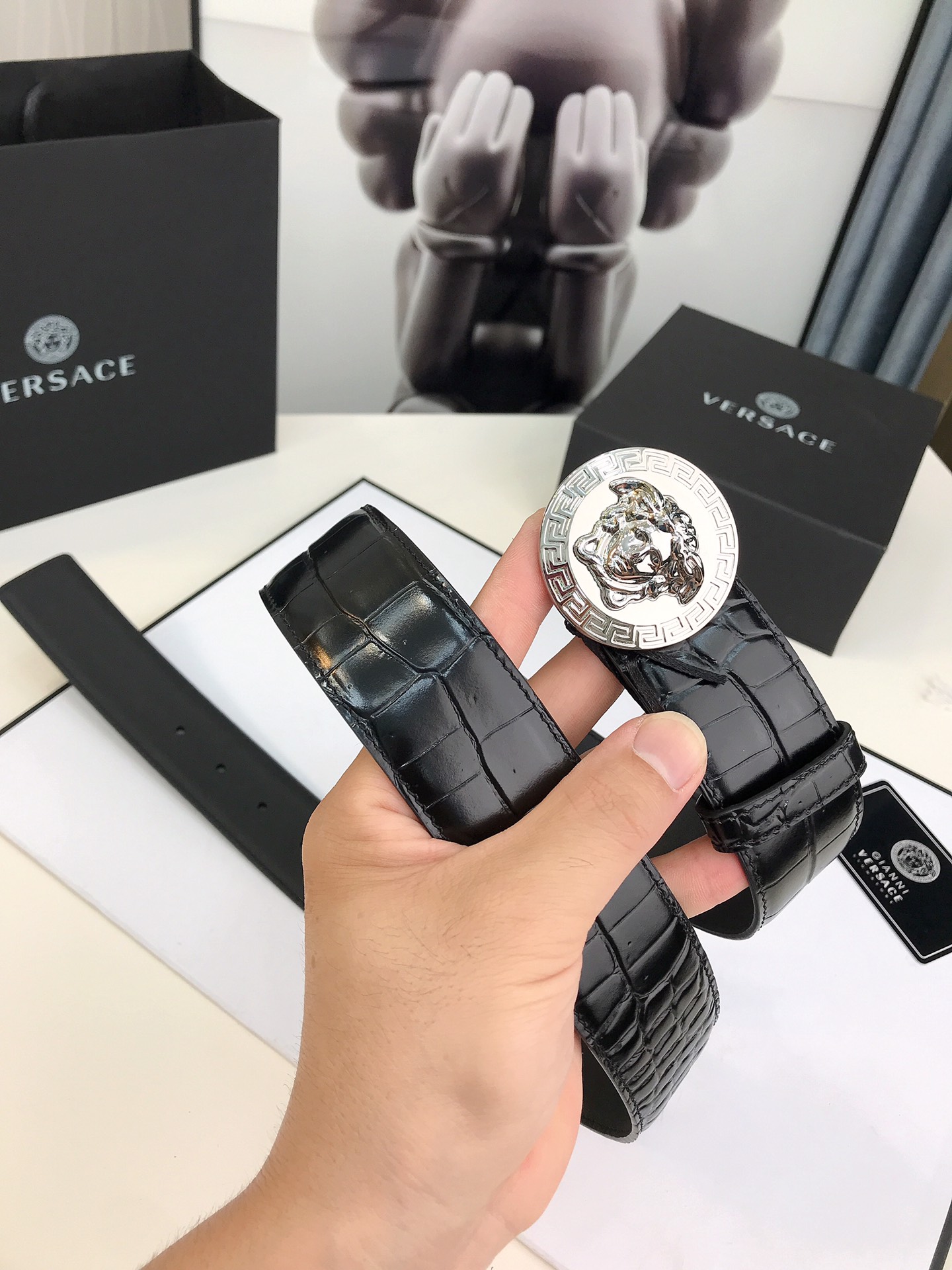 此款皮革腰带饰有标志性的Versace美杜莎头像搭扣，彰显品牌格调。是一款精美的衣橱必备单品。4.0cm