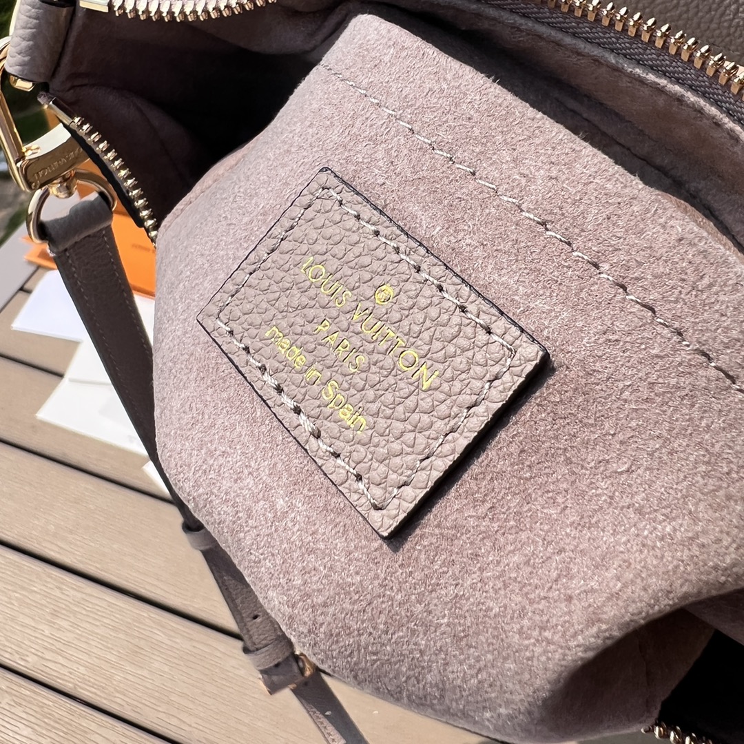 🌼m46112尺寸:22×14×9cmLV海外渠道资源特供腋下包❗️本款Bagatelle 手袋以Mon