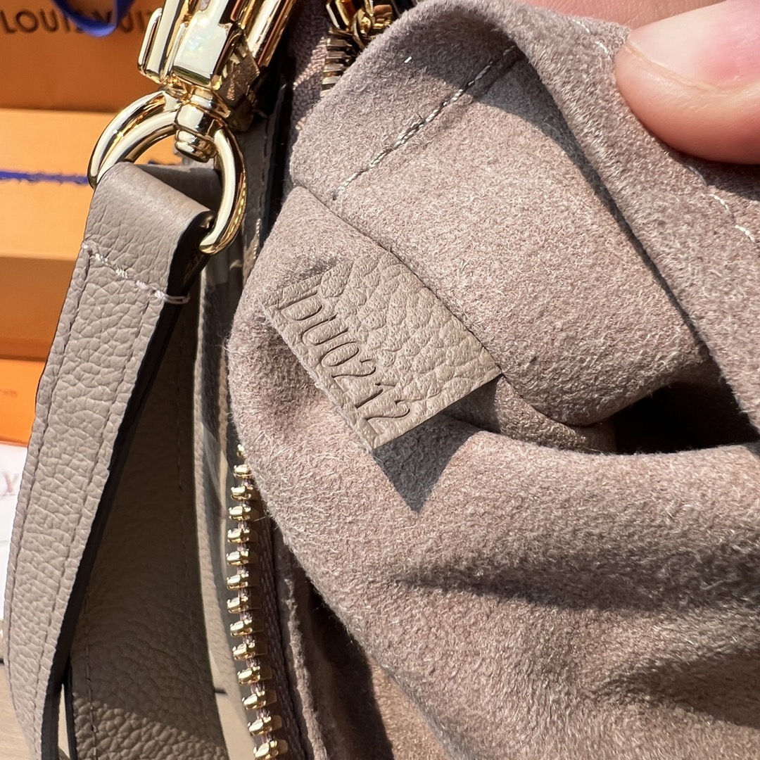 🌼m46112尺寸:22×14×9cmLV海外渠道资源特供腋下包❗️本款Bagatelle 手袋以Mon