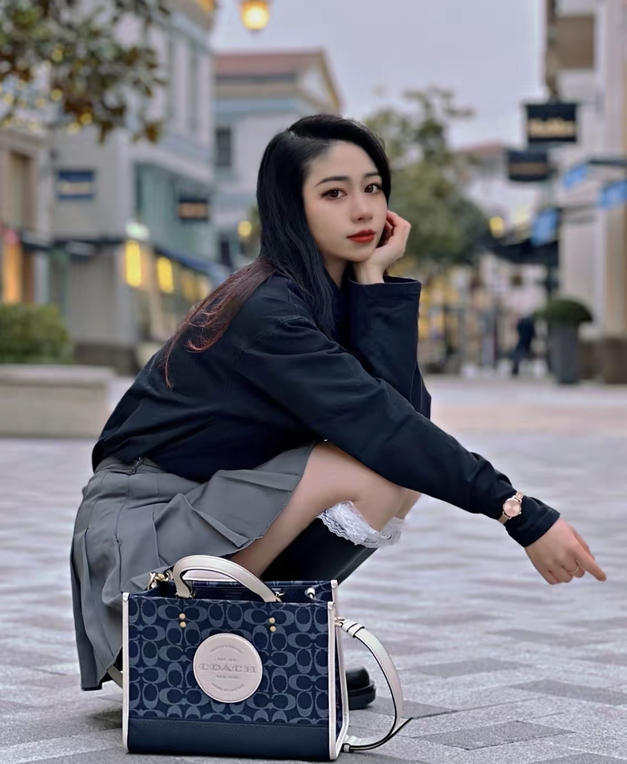 蔻驰横版托特包💰260 标志性CC帆布提花,饰有Coach徽章,中性色调可以适合任何穿搭,手提同时附带的轻盈编织肩带可供肩背或斜挎,无论日常通勤还是度假出游都能轻松搭配。 规格:30*23*15.5cm