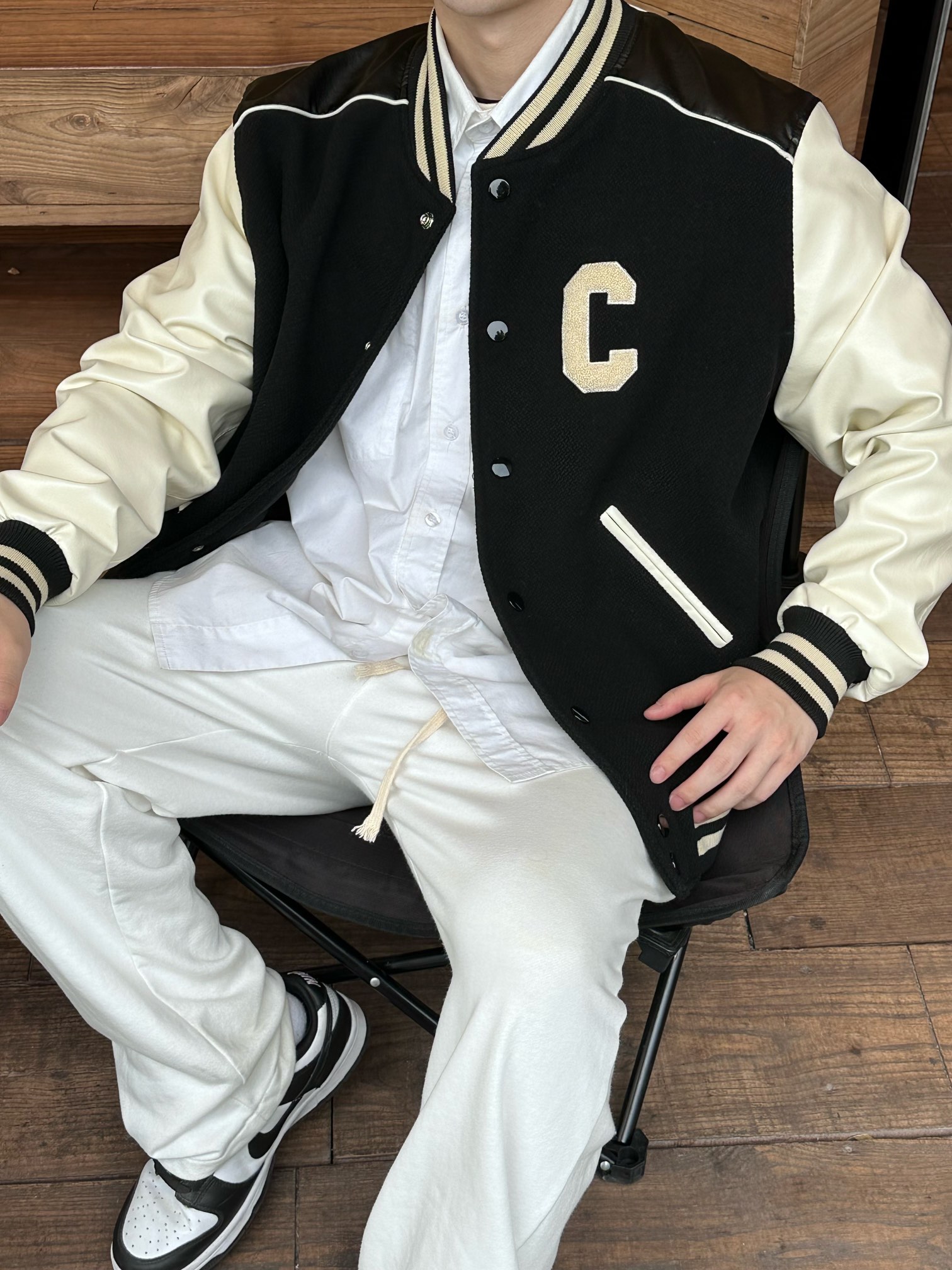 NO:524758,CE wool-blend leather-sleeved baseball uniform jacket, jacket, the same style as men and women, moderate thickness. Will such a wool baseball uniform be very handsome when worn in autumn and winter?  The same style as the stars, get the celebrity outfit in one second, autumn and winter are here, and the classic design is like passers-by to become a male and a goddess!  The eye-catching C-shaped design on the chest, and the back is a towel embroidered logo with a letter C, which is simple without losing the brand feel. The leather sleeves use simulated high-end PU leather, and the texture is very good!  The best thing about this splicing design is that it is more gentle than ordinary leather jackets but mature than traditional baseball jackets, so like knitted baseball jackets, the mature and youthful feeling can be matched. A model that is not picky... Highly recommended!  High-end outfit color green black Size: 44 46 48 50 52 54 56,,jackets & coats,jackets & coats,leather jacket,alexander wang19860909CE羊毛混纺拼皮袖棒球服 夹克外套 男女同款厚度适中 秋冬穿着这样一件呢子棒球服会不会很帅？明星同款,一秒get明星穿搭,秋冬已至,经典设计一秒路人变男神女神！胸前醒目的c字,的设计,背面是一个字母C的毛巾绣LOGO,简单而不失品牌感,皮袖采用仿真高端PU皮,质感非常的棒！这样拼接设计很nice最棒的是,它比一般的皮衣夹克更和气但又比传统棒球夹克成熟,所以和针织棒球夹克一样,成熟和青春的感觉都能搭配出来.不挑人的款…强力推荐！高级感穿搭颜色绿色 黑色 尺码: 44 46 48 50 52 54 56,,jackets & coats,jackets & coats,leather jacket,alexander wang,Men's clothing