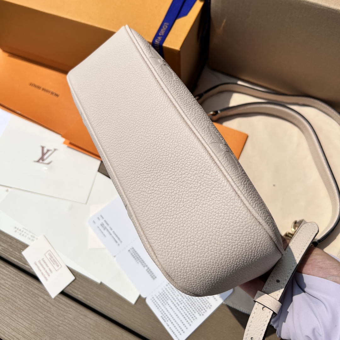 非市场普通货 进口皮料半钢五金m46099尺寸:22×14×9cmLV海外渠道资源特供腋下包❗️路易威登