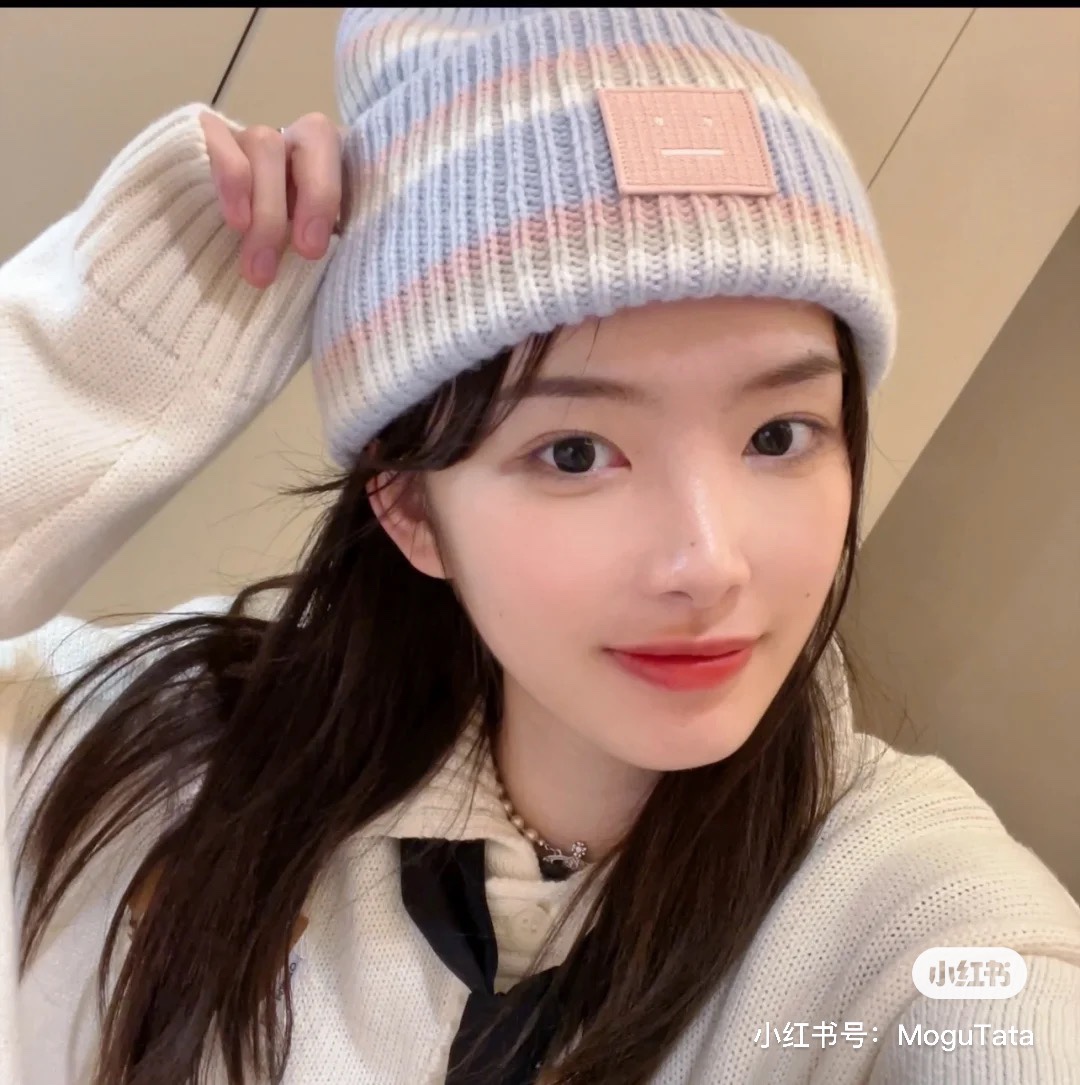 冬日的造型少不了配饰的加持,一顶帽子就可以搭配出别样的风采,针织帽子不仅可以保暖,还能让LOOK更完整哦,甚至成为全身的亮点~~4ac1128 2