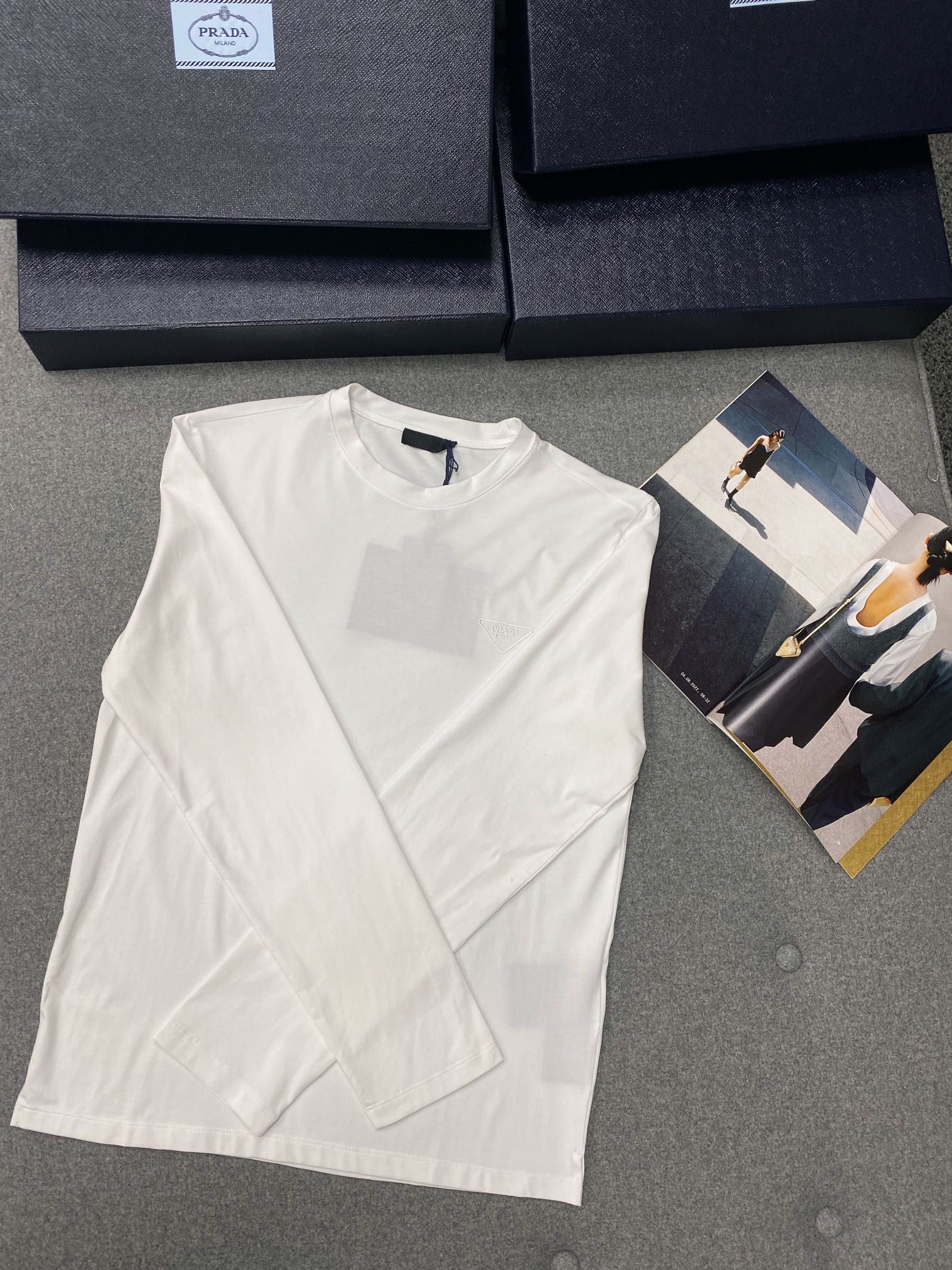 プラダ ストレッチコットン刺繍入り長袖Tシャツ、秋の新作入荷！この万能な長袖Tシャツは、一度着ただけで虜になるほど快適です。一枚で着ても、重ね着しても素敵に着こなせます。40番手ダブルプライの新疆コットンを使用し、クリーミーで肌触りの良い、驚くほど柔らかく滑らかな肌触りです。秋や冬にはインナーとしても活躍する、信じられないほど快適な一枚です！? 一度1色買ったら、きっと他の色も欲しくなるはず。どれを選ぶか迷う必要はありません！環境に優しい♻️反応染料を使用しているため、色と質感はオリジナルと全く同じです。半袖Tシャツと同じ生地を使用しているため、多くのお客様がリピート購入しています。まさに同じ価格でより多くの価値！ぜひお試しください！? サイズ：XS-SML-XL ?260 46489