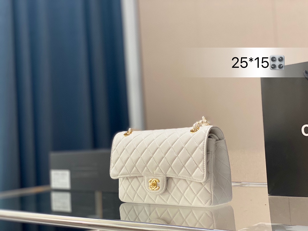 K0 纯皮版香奈儿Chanel cf 如你愿 鱼子酱牛皮金扣银扣双色CF来临巨难得的经典爆款 使用后更是让你惊讶越用越美型，皮料超级软软软颗粒纹皮质虽然微平却很有型，极致舒服的手感。超越想象 只有包在你手上才能感受到它的美好无需多言 用心感受 规格：25*15全套包装