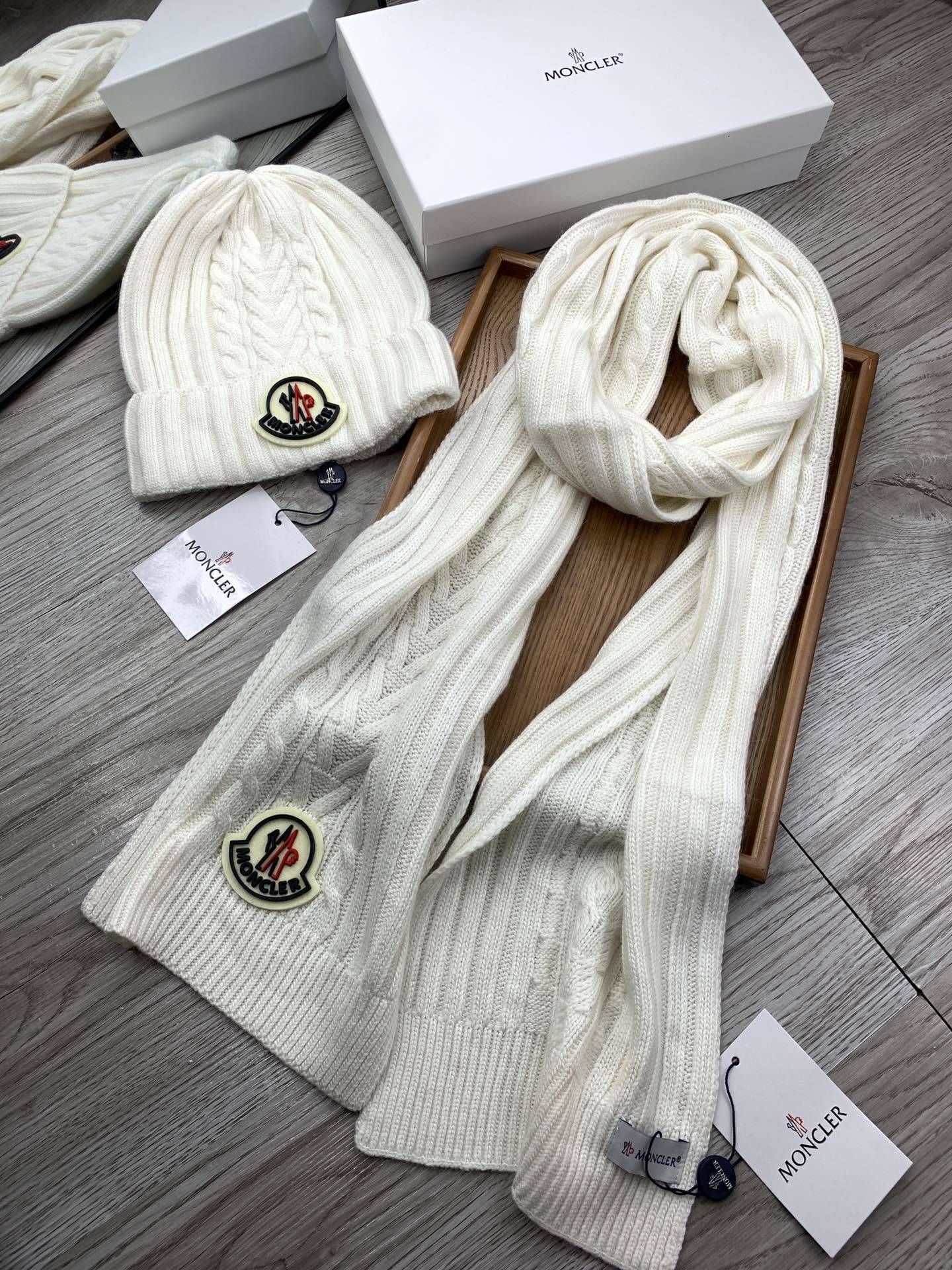 🌹。蒙口。【羊毛套装帽子】经典套装帽子!帽子➕围巾!材质:70%羊毛➕30%兔毛。暖暖哒超级舒服~冬日小