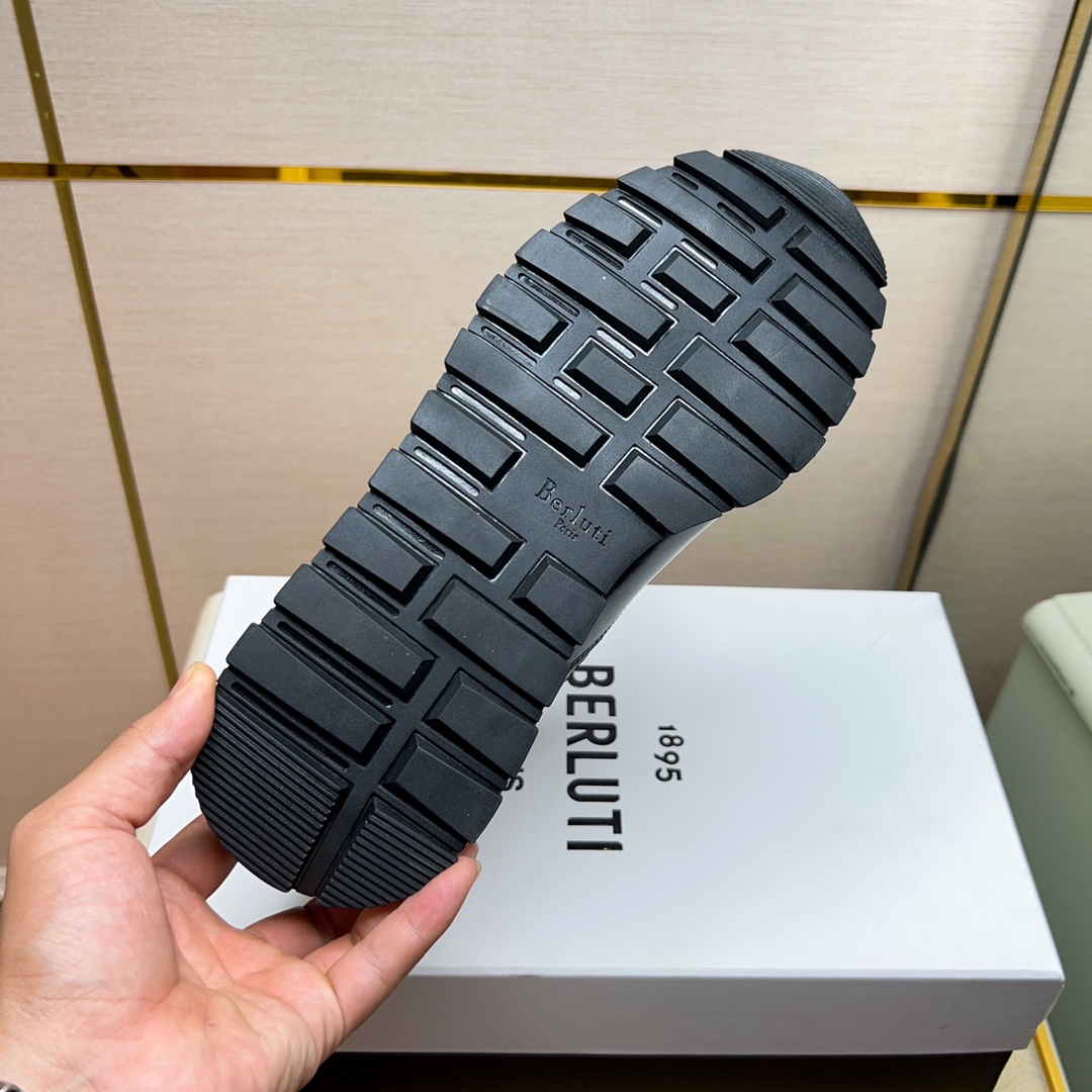 480BerlutiBerluti Men's SneakersEste zapato excepcionalmente moderno rompe moldes con un empeine de 