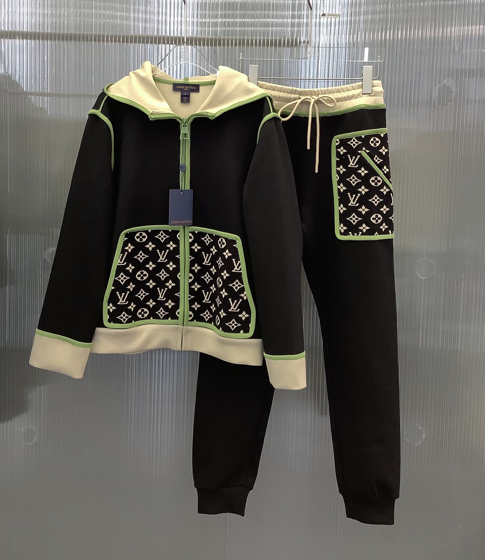 NO:696908,LV/Louis Vuitton's new winter style double-sided composite color-blocking sports suit with green threaded edges. The collision of black and milky white is super gentle. The visual effect is very good. The upper body is full of high-end sense. It is a must-have. Two colors and three sizes SML, Louis Vuitton, Louis Vuitton,19860909LV/路易威登 冬季新款 双面复合拼色运动套装 绿色螺纹包边 黑色与奶白色碰撞超级温柔 视觉效果非常赞 上身满满的高级感 入手必入的一款哦 两色三码SML,,louis vuitton,louis vuitton,,Women's clothing