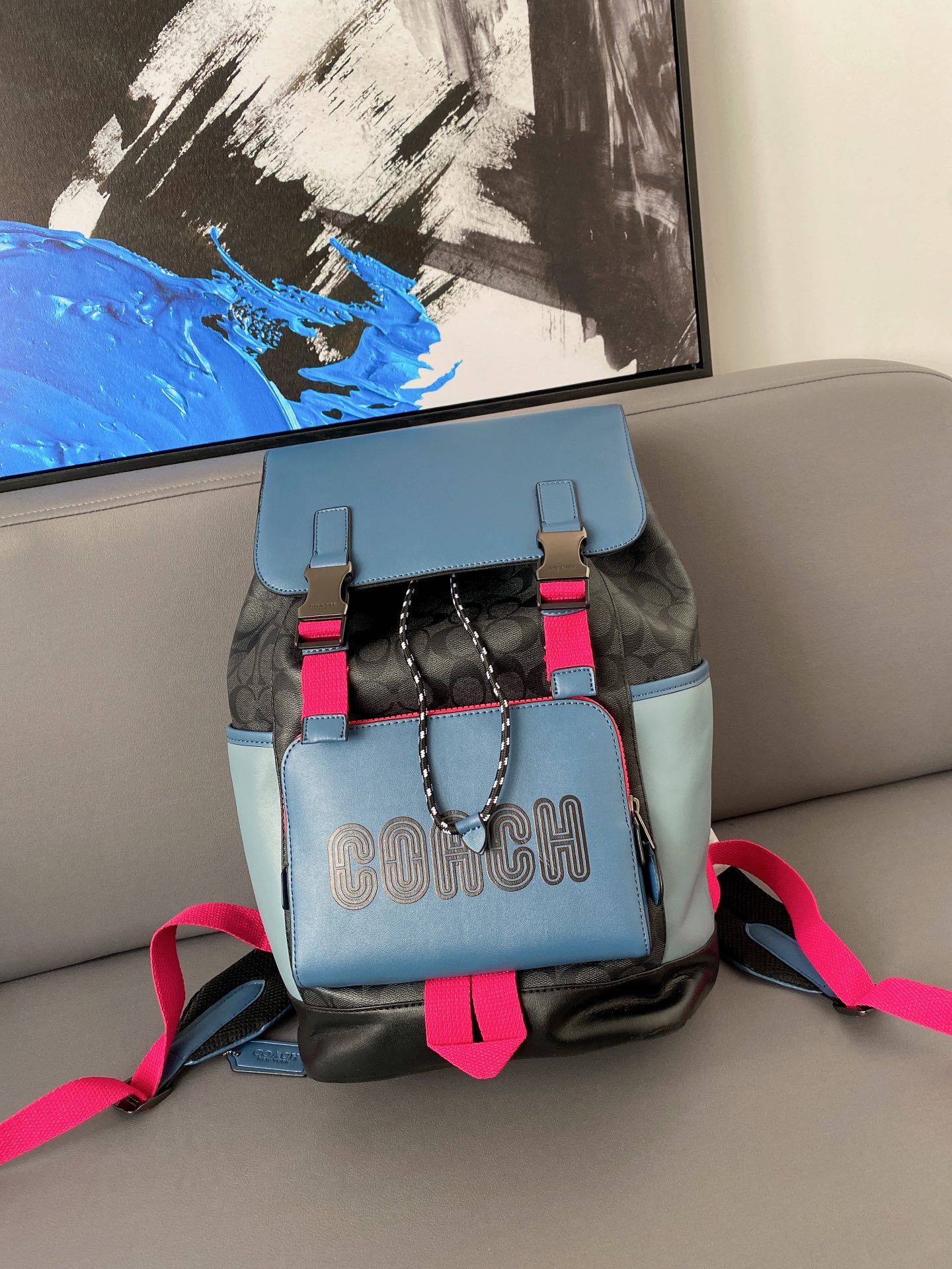 K5  Coach 蔻驰   Track翻盖抽绳双肩包 男女通用背包 登山包 经典百搭 采用精湛镶嵌细工，实物拍摄 原厂原版面料 配送小票防尘袋 26 x 40 cm。