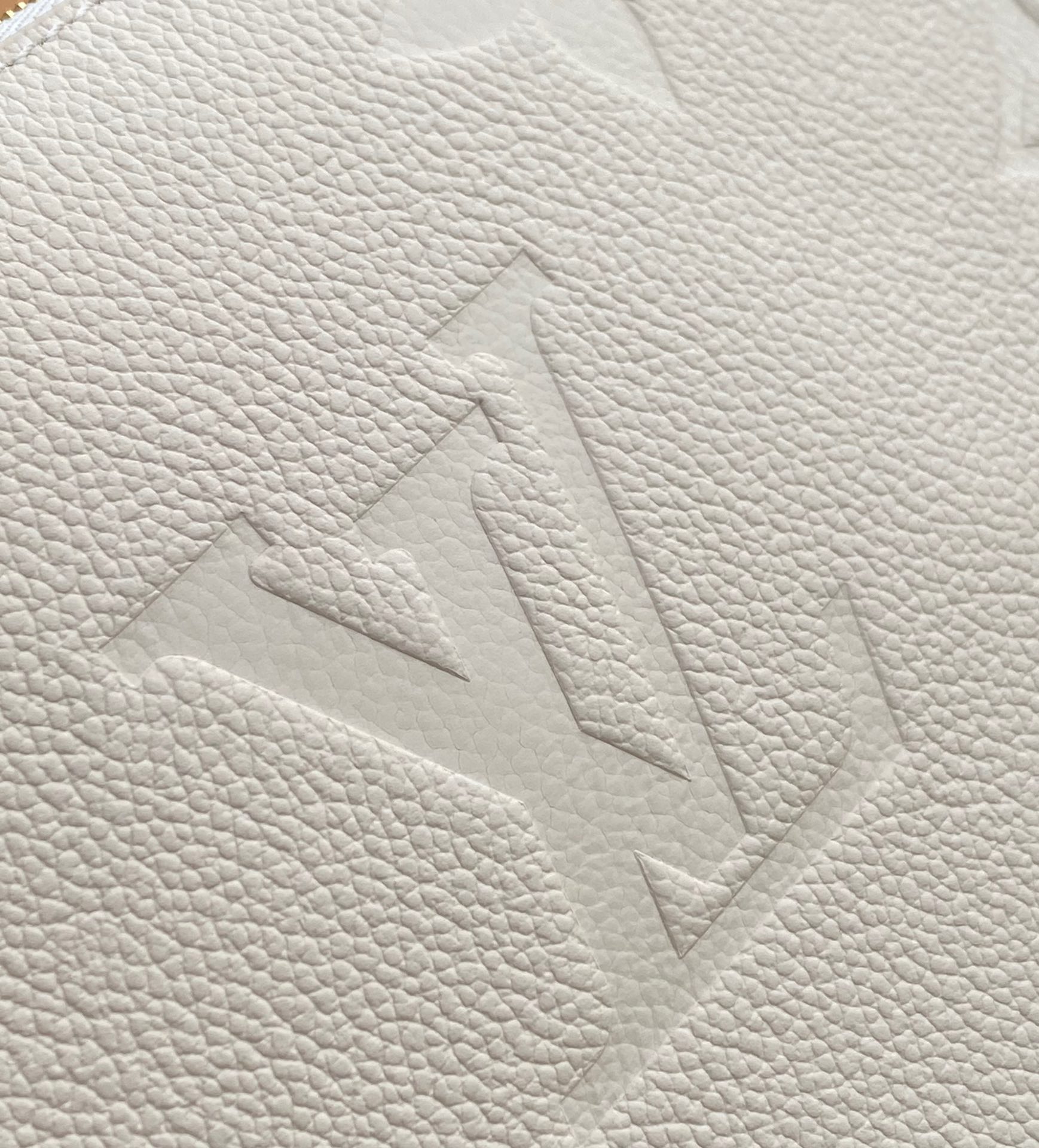 🌼 m80447尺寸25×14.5×4.5cm百分百渠道保障，奶油白真是超级适合夏天的颜色，清新温柔，牛