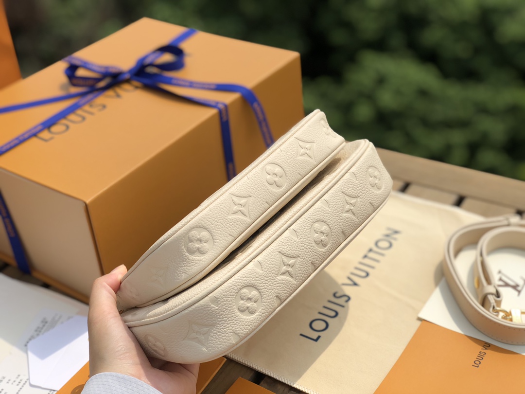 🌼 m80447尺寸25×14.5×4.5cm百分百渠道保障，奶油白真是超级适合夏天的颜色，清新温柔，牛